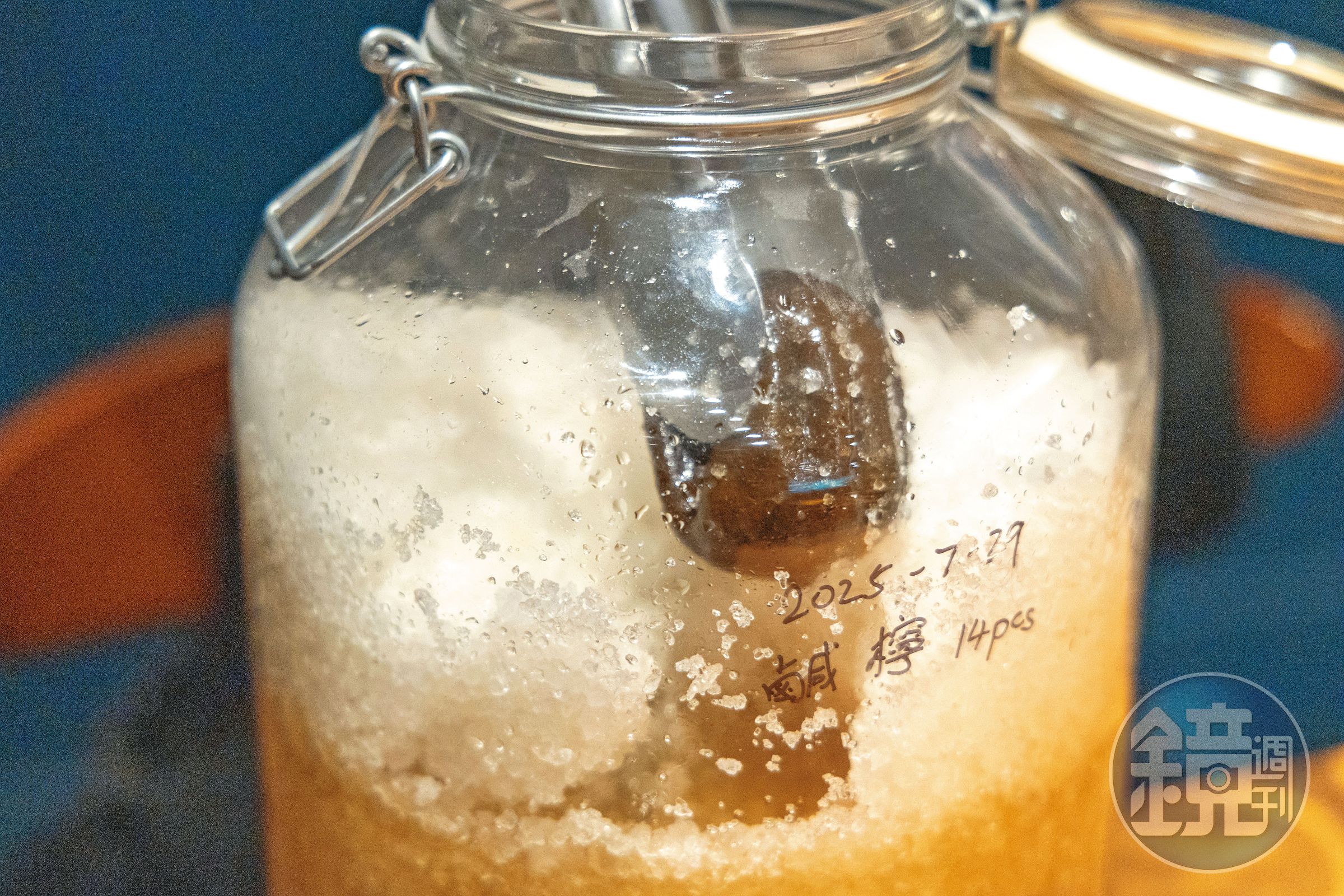 港式茶飲鹹檸七,是以醃檸檬加七喜調製。店內用的醃檸檬,均由老威自製。