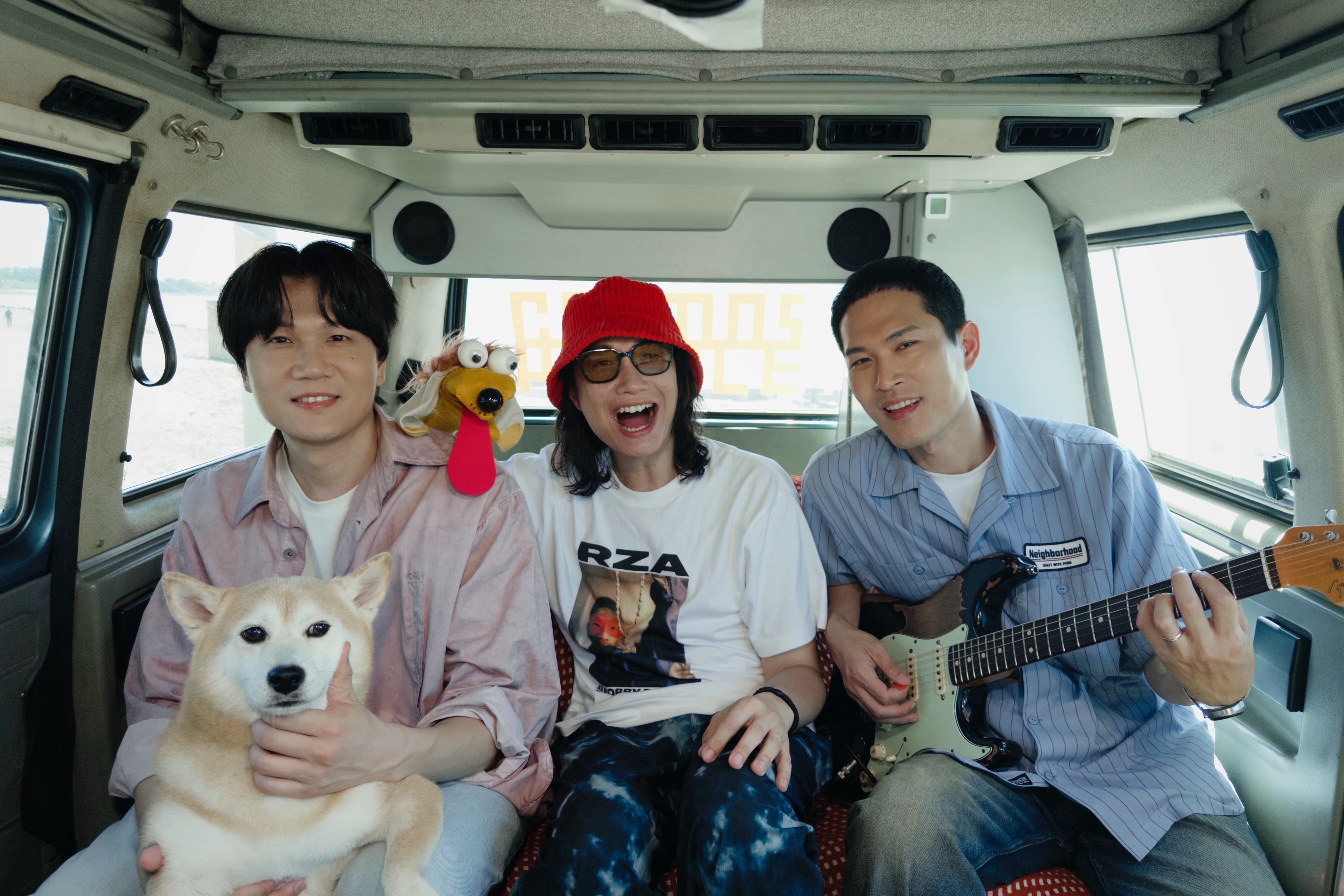 宇宙人釋出〈像狗一樣〉的影像作品,以公路旅程呈現歌曲追逐夢想、尋找生活節奏的概念。(相信音樂提供)
