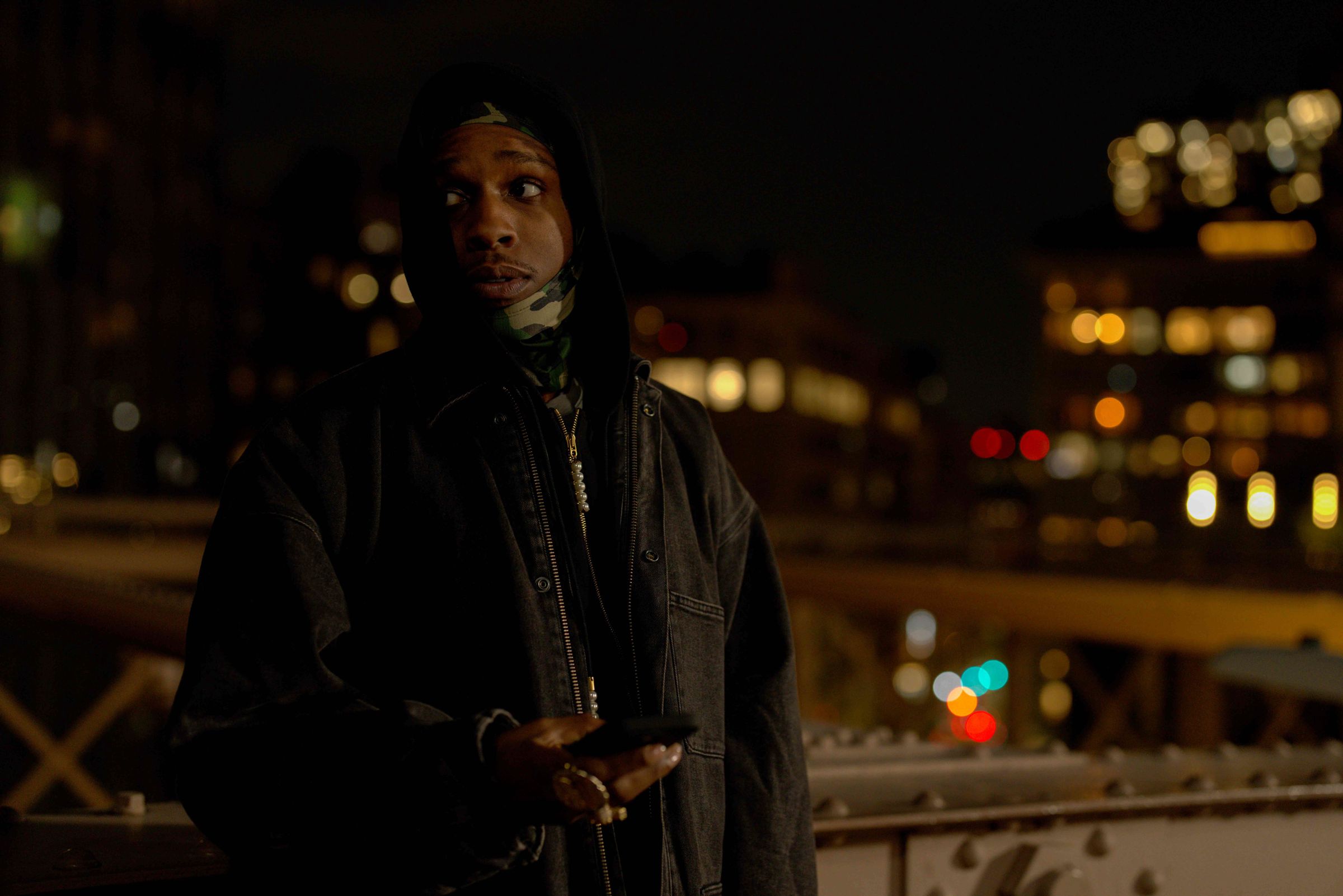 每次看到A$AP Rocky,都是跟蕾哈娜一起跑趴,難得他在《上流 ×下流》是以演員身分出場,而且跟丹佐華盛頓還有激烈的對手戲。(Apple TV+提供)