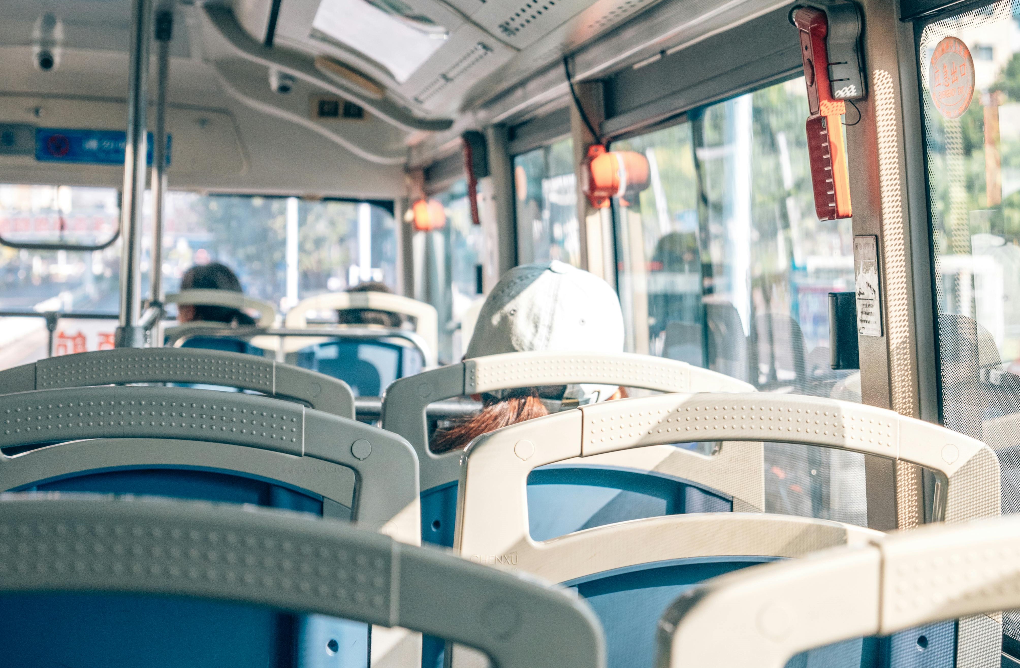 一名公車司機因不滿民眾未提早招手攔車,在車廂內兩度離開駕駛座與民眾發生激烈口角,最終因言詞涉嫌恐嚇而遭法官判刑。(示意圖/pexels)