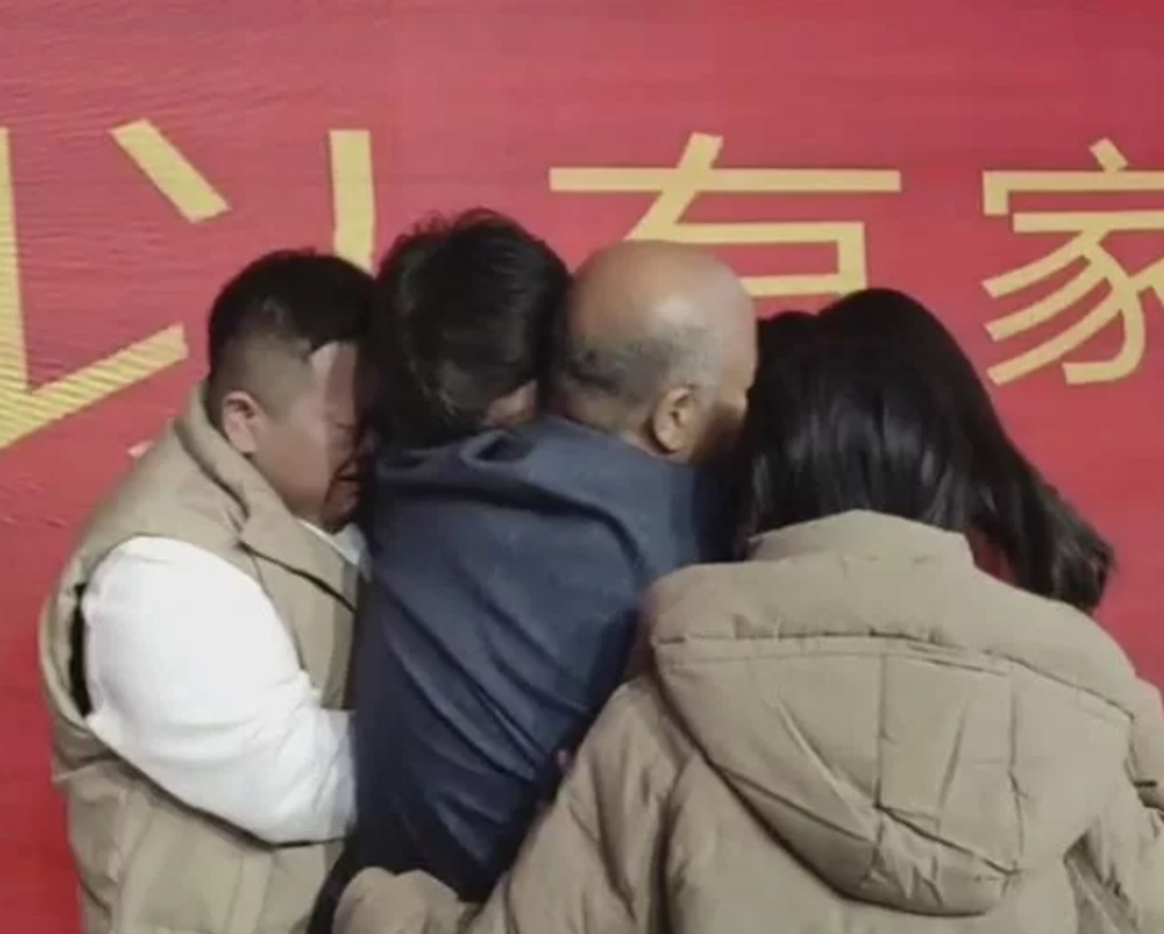 經過25年的努力,解克鋒終於與失蹤兒子相認,兩人擁抱激動落淚(翻攝微博)