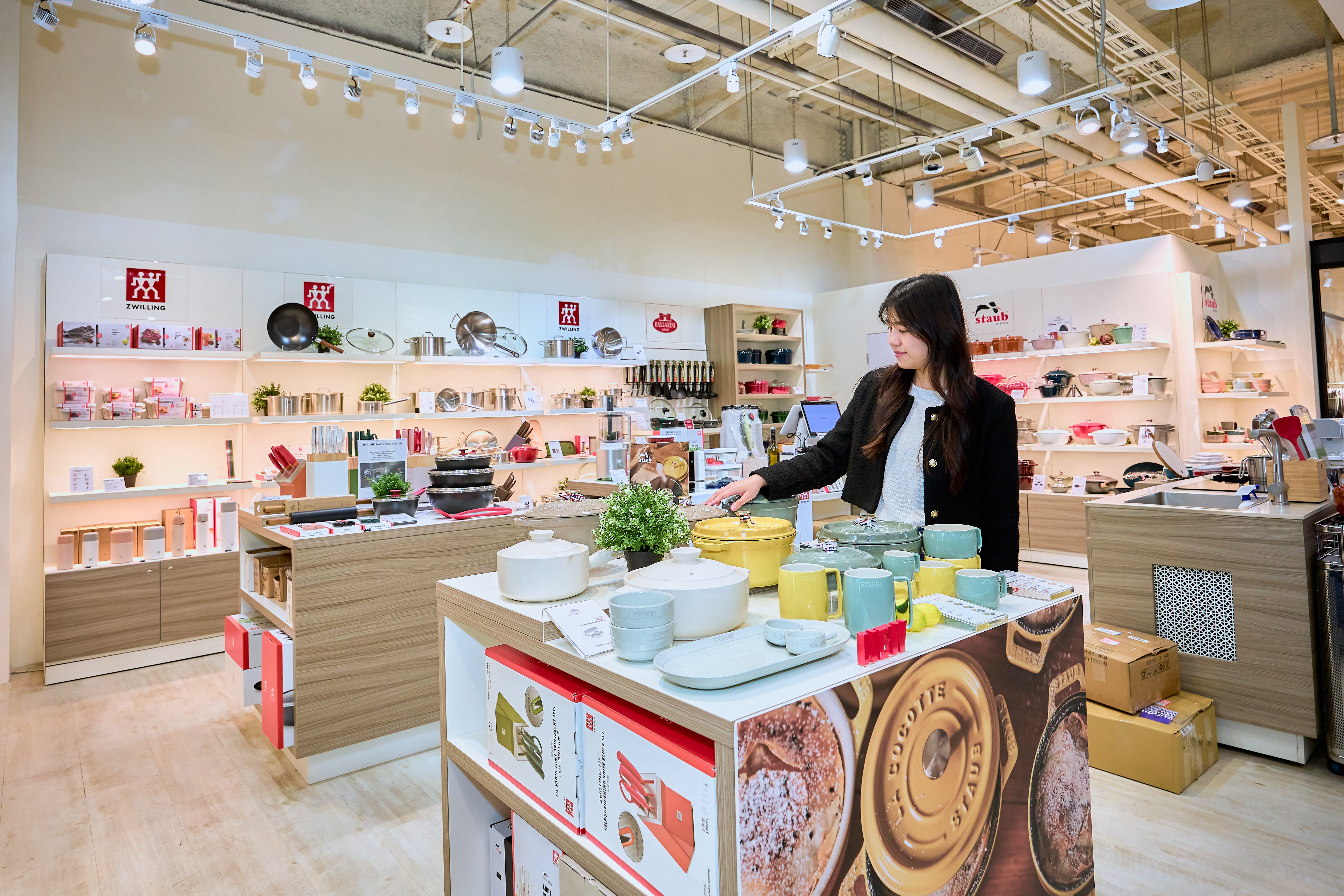 禮客於4/26~5/20展開「寵愛媽咪購物節」推出限量單筆6,000送300的好康優惠加碼，各類夢幻逸品鍋具在此時無痛入手，送媽媽或犒賞自己都很適合。