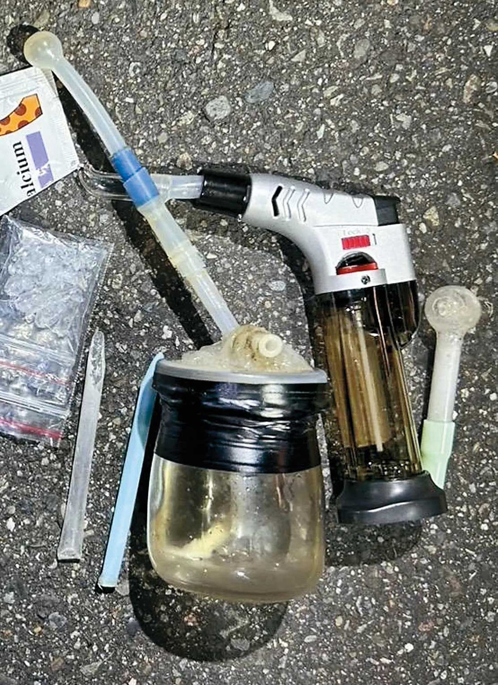 傳統毒品多半是用針孔注射、鼻腔吸入，甚至需要特殊器具，施用者為避人耳目還需找隱蔽空間。（警方提供）