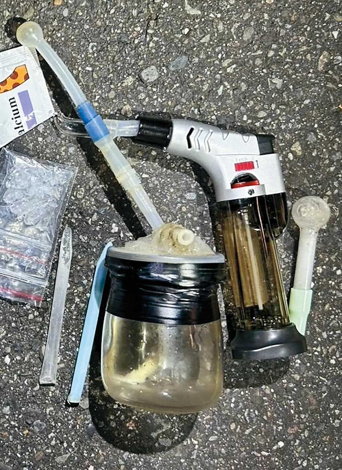 傳統毒品多半是用針孔注射、鼻腔吸入，甚至需要特殊器具，施用者為避人耳目還需找隱蔽空間。（警方提供）