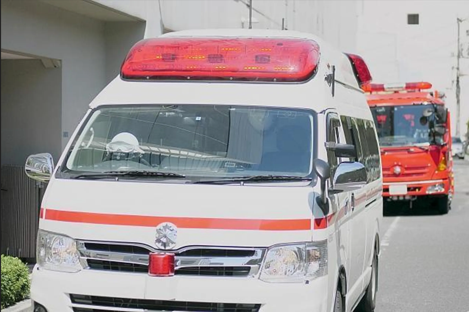 屏東一名男子駕車未及時避讓救護車,辯稱沒聽到警號聲音,最終遭開罰3600元,並吊銷駕照。(示意圖,PhotoAC)