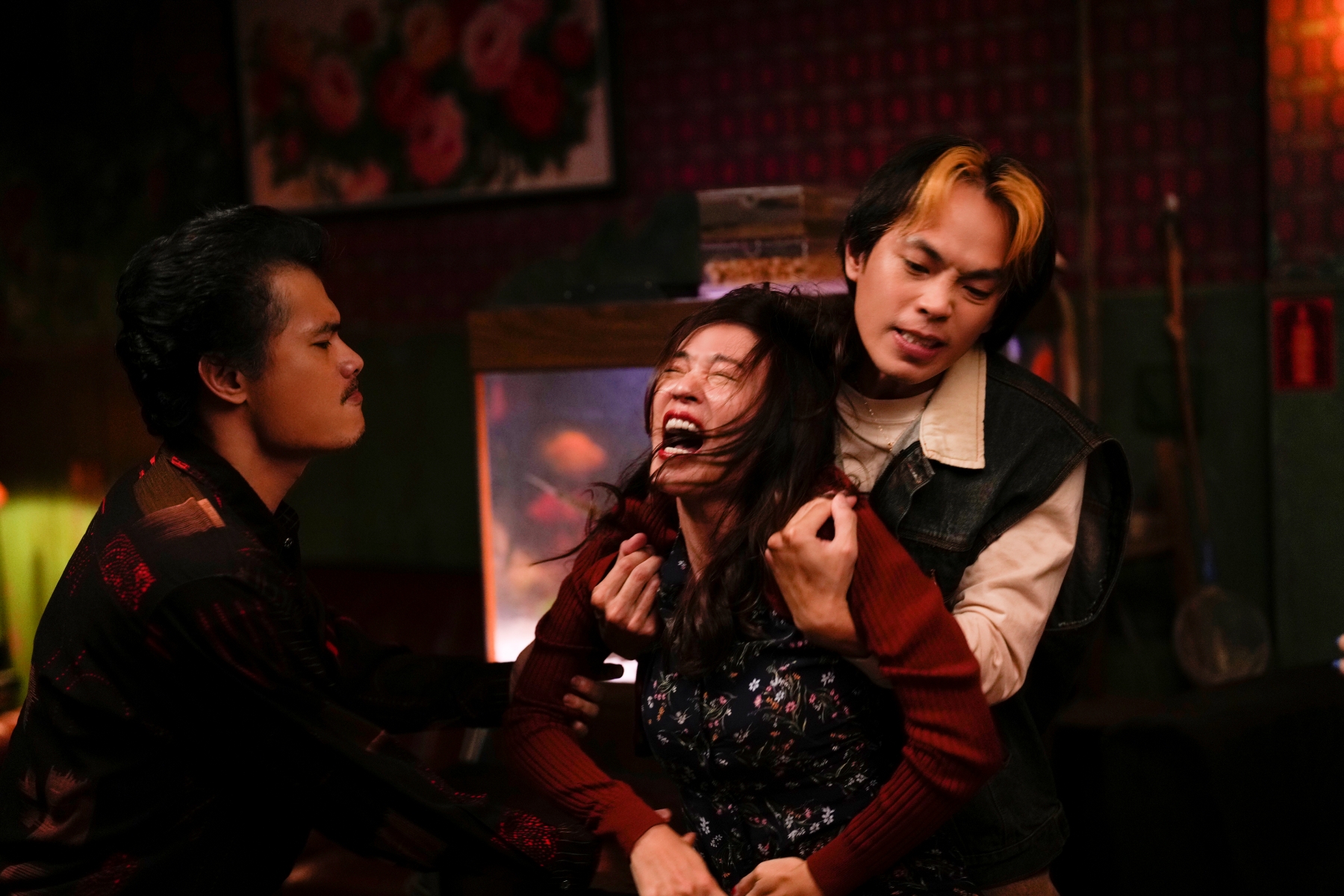 片中高宇蓁被茶室管事郭耀仁抓起來揍,當下她的表情是真的覺得超痛。(后花園影像製作提供)