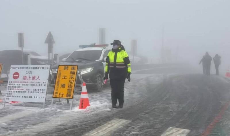 蕭姓女警在合歡山雪地堅守崗位執勤的畫面,讓上萬名網友心疼又欽佩。(翻攝自「中橫路況交通資訊站」臉書)