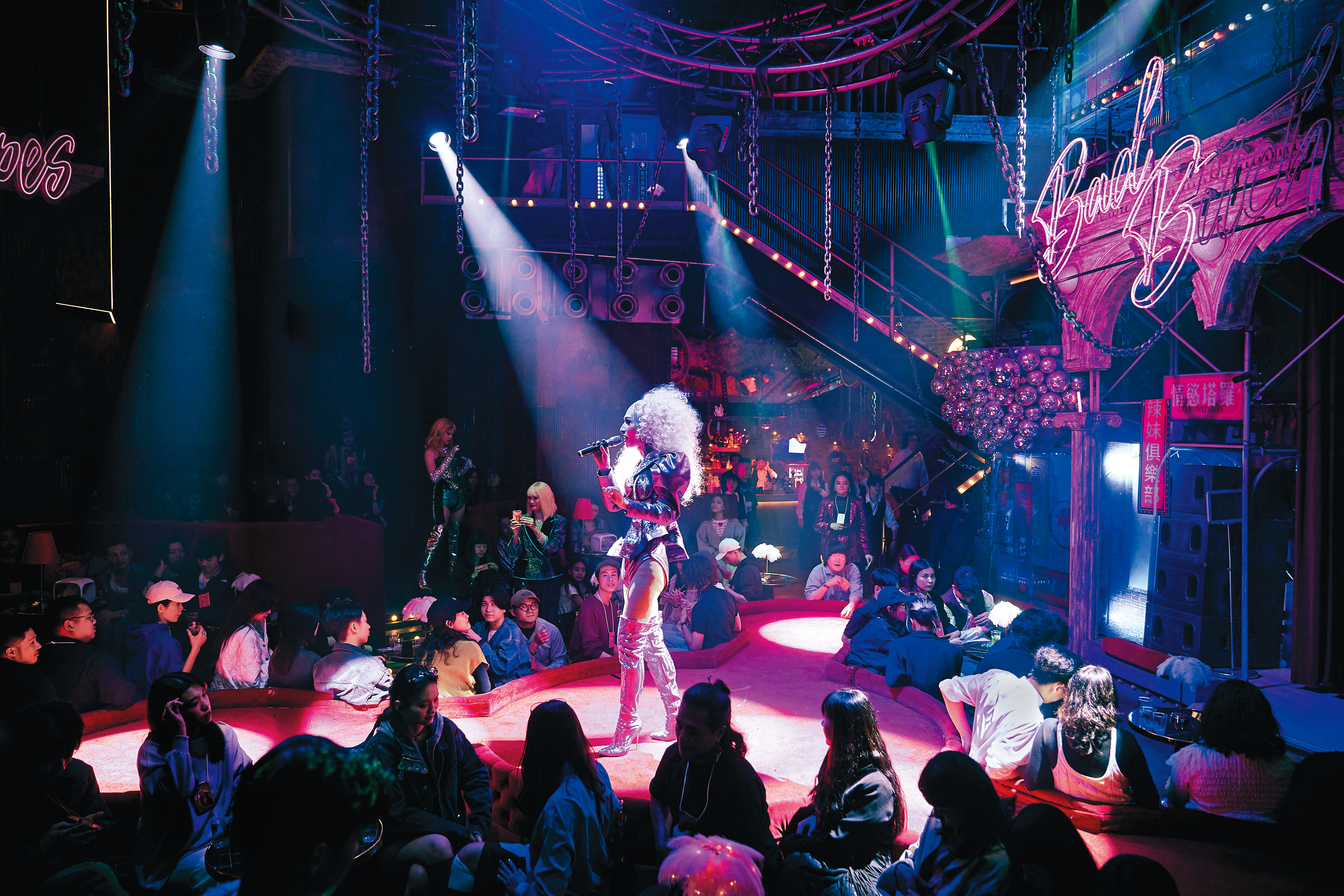 《愛情城市》場景設在台北市的一間酒吧，參與者可欣賞變裝皇后表演，並透過戲劇演出和即興互動巧妙融入故事。（驚喜製造提供）