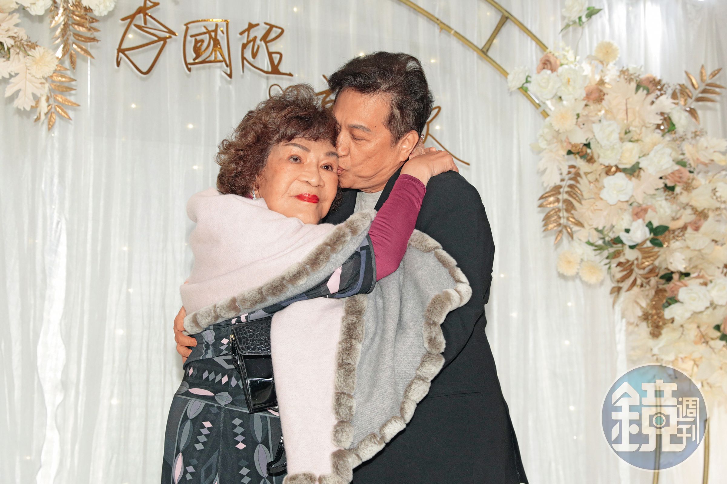 周遊(左)和腦公李朝永(右)攬條條,上演親幾咧經典畫面。甜度爆錶讓小編有點反胃…