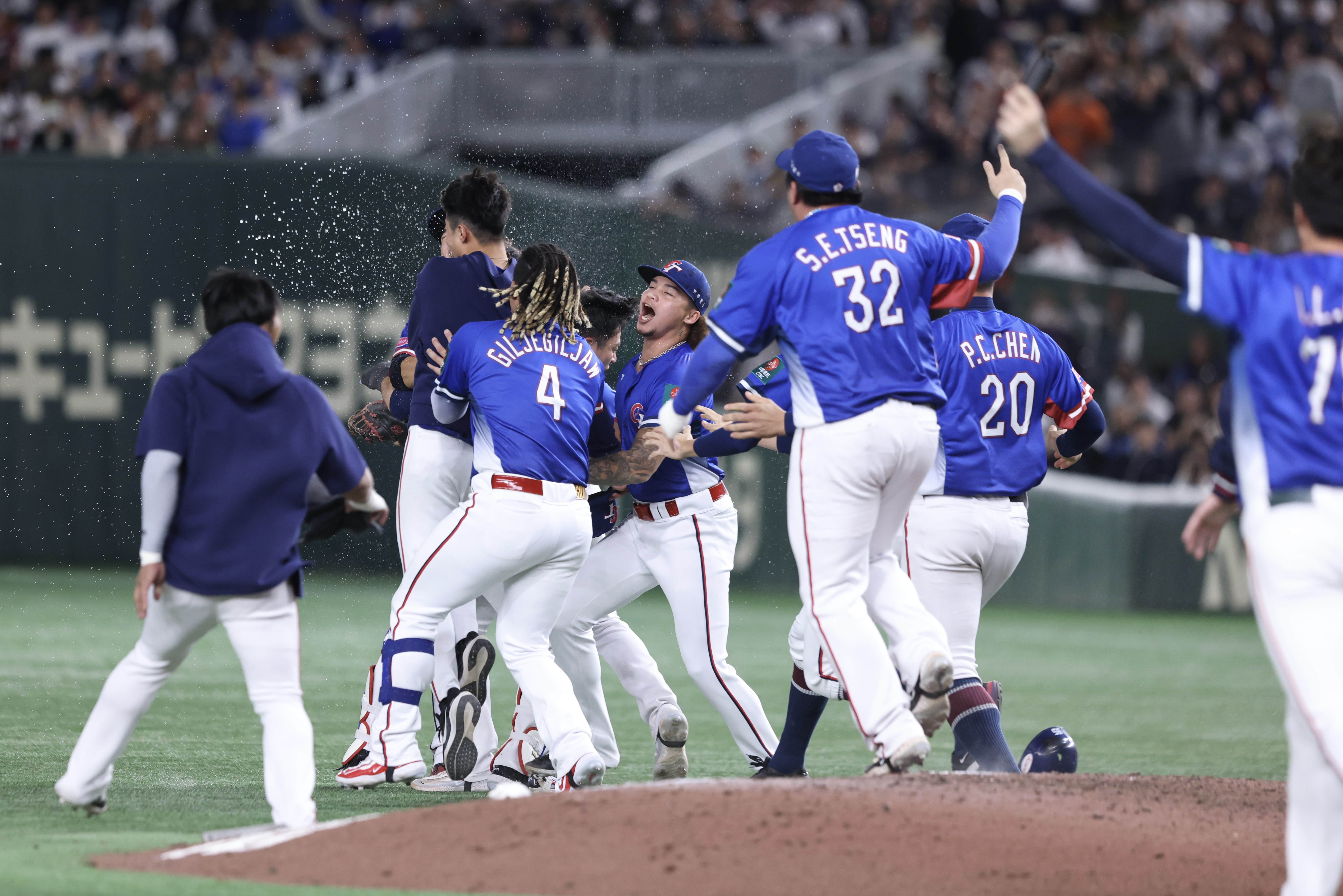 台灣對於世界12強棒球大賽以4：0完封日本，奪下首座世界冠軍獎盃。（中華棒協提供）