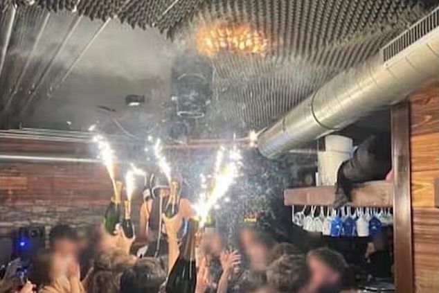 當時酒吧地下室疑似有人在慶祝時，將插有仙女棒的酒瓶太靠近木製天花板，導致火勢迅速竄燃。（翻攝自@ferozwala X）