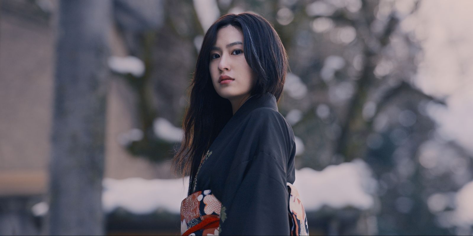恒松祐里在《噬亡村》第二季飾演大魔王後藤銀的年輕時期。(Disney+提供)