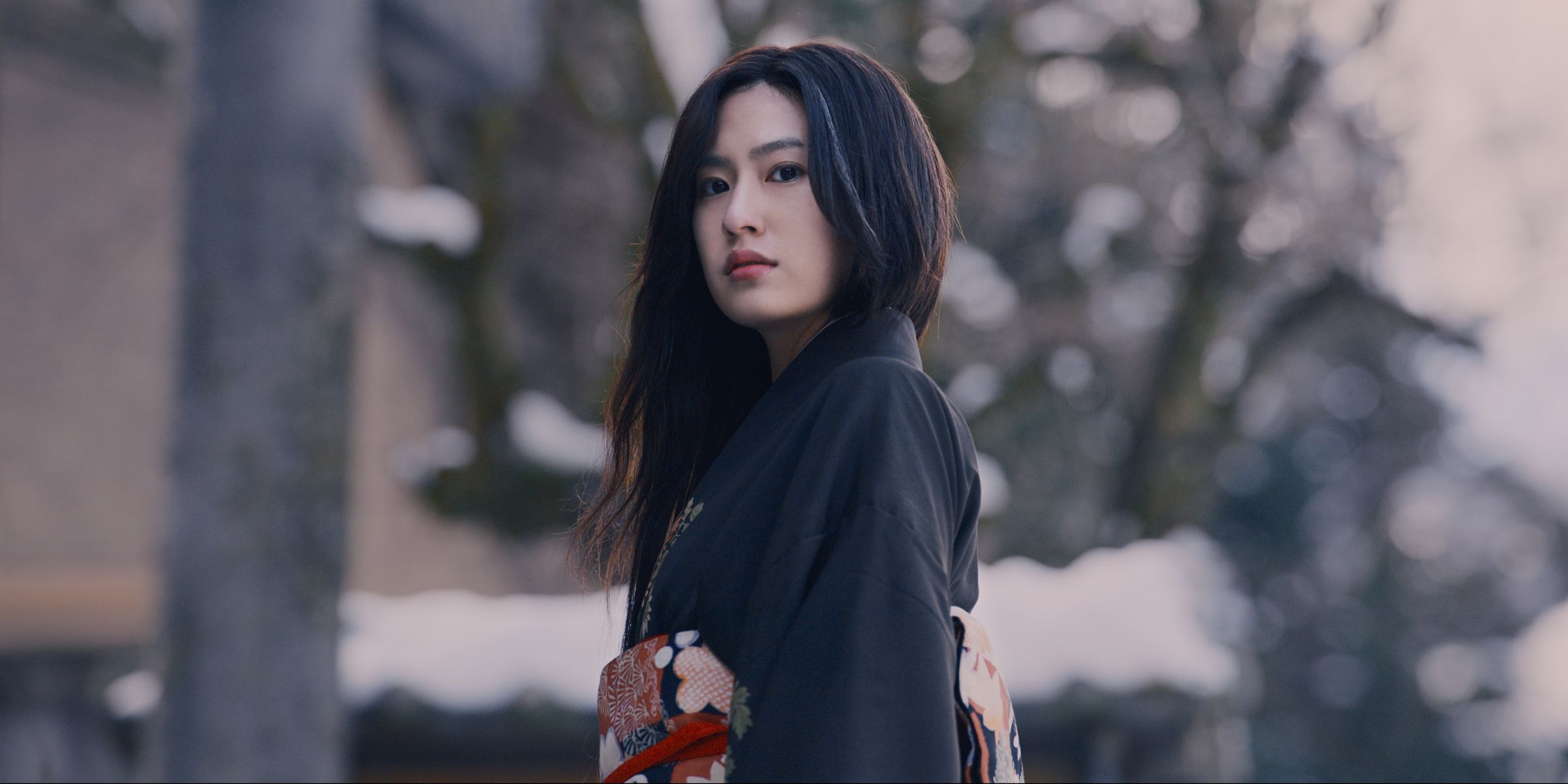恒松祐里在《噬亡村》第二季飾演大魔王後藤銀的年輕時期。(Disney+提供)