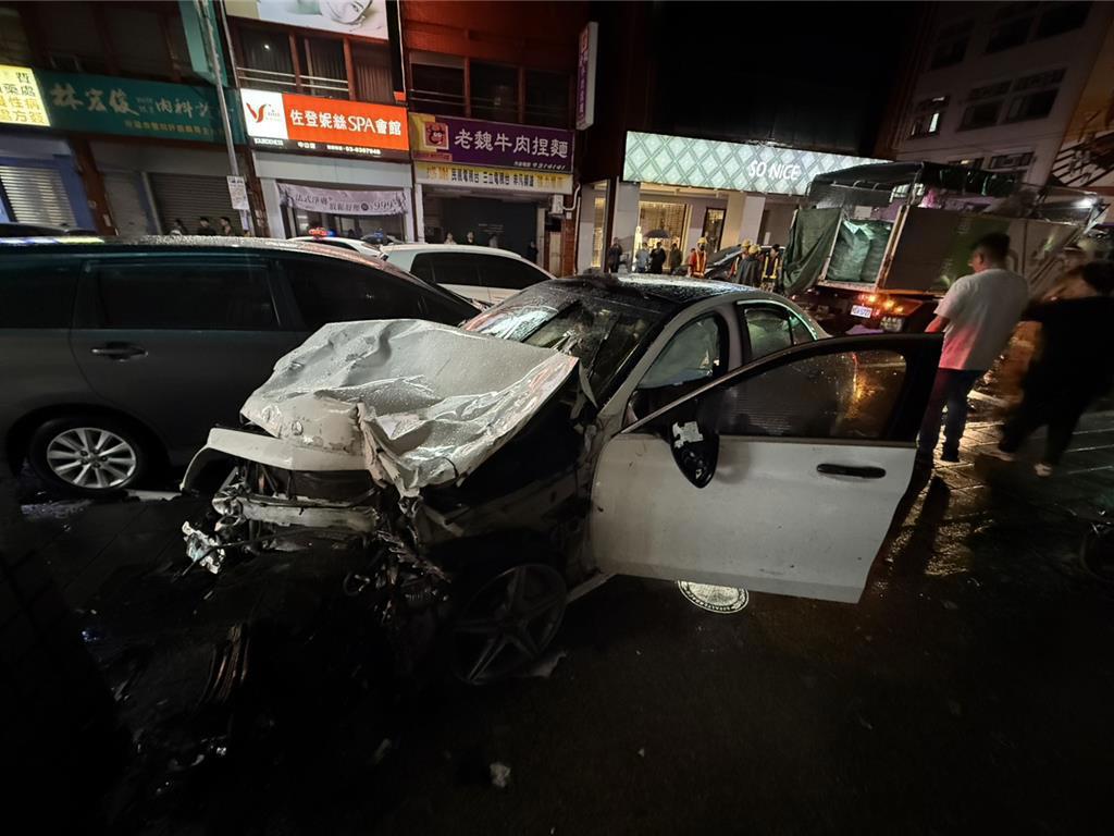 23歲的林姓男子毒駕白色賓士在宜蘭街頭，先追撞鍾姓女老師駕駛的自小客，再衝撞6部汽機車，這起車禍造成鍾女傷重不治。（翻攝畫面）