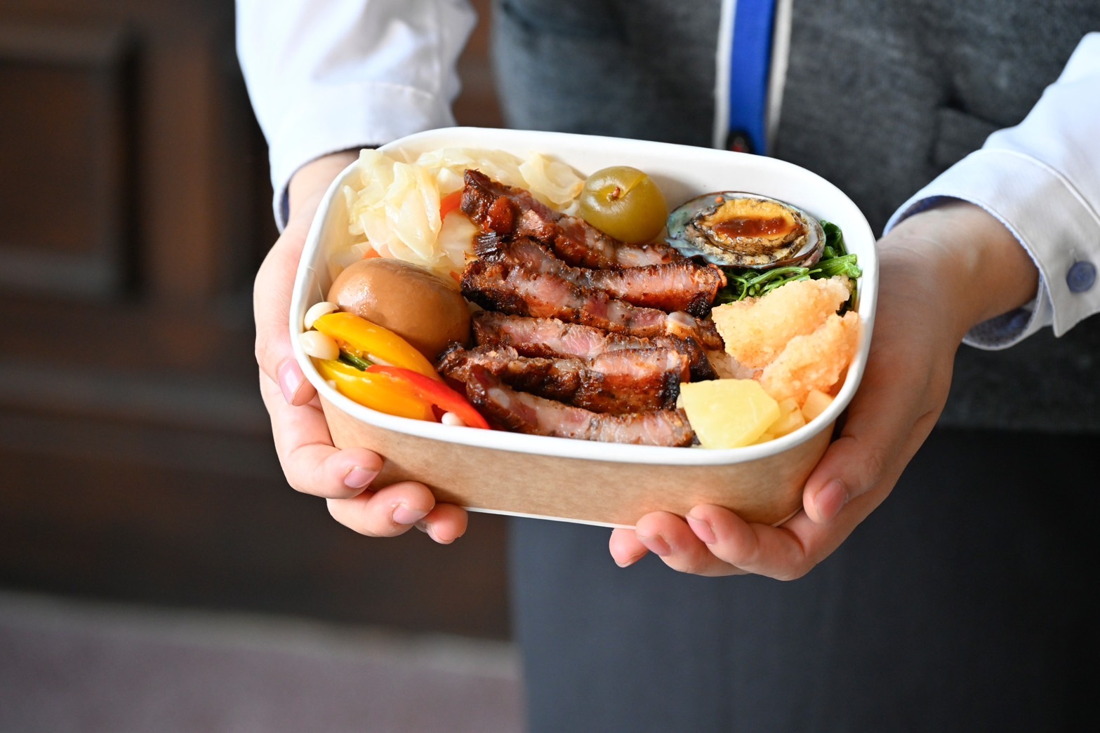 「澎派便當」主菜部分選用烤豬肉配上五味醬鮑魚。(台鐵提供)