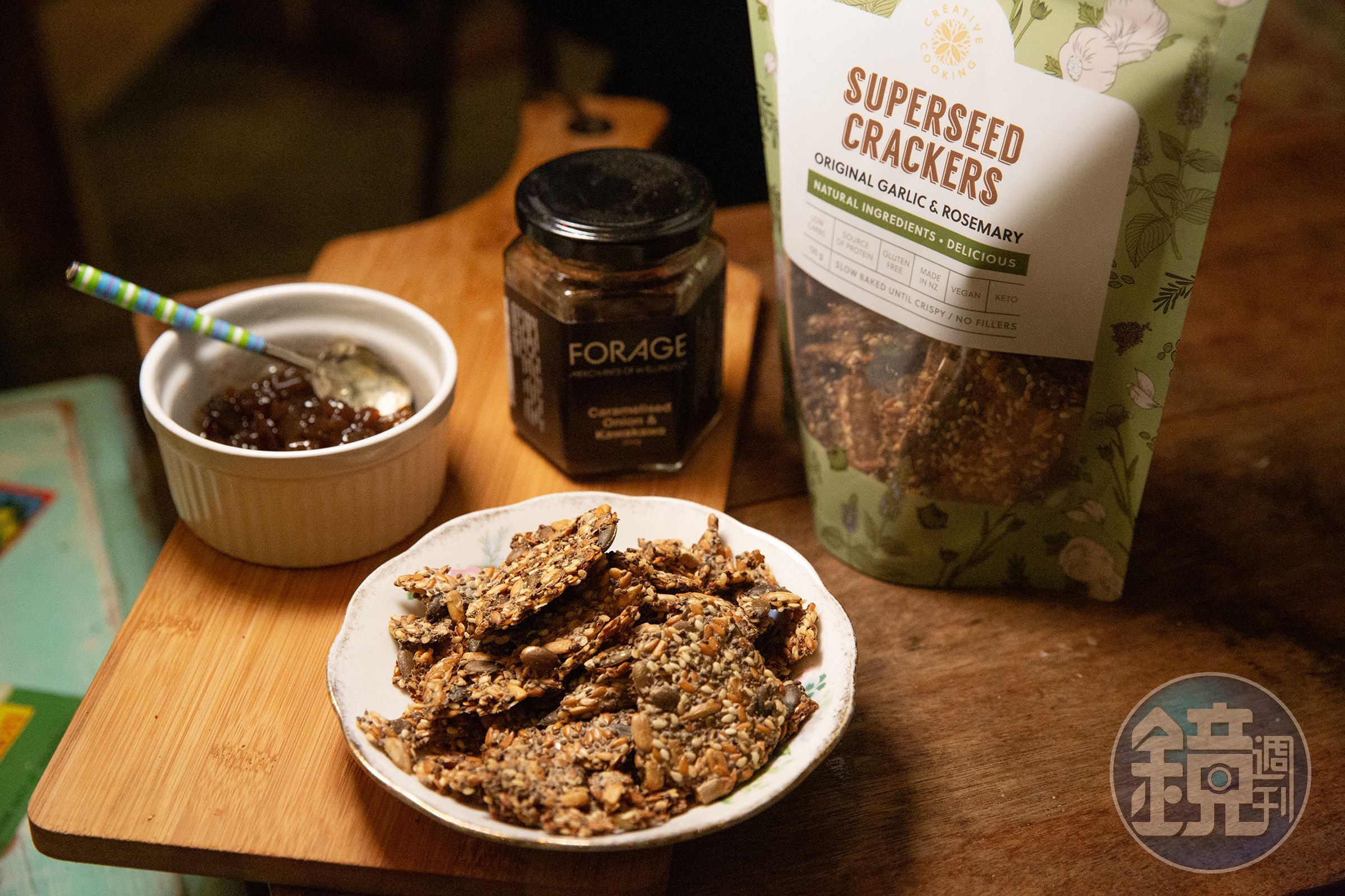 Superseed Crackers種籽脆餅以亞麻仁、奇亞籽與南瓜子等種籽製成,搭配大蒜和迷迭香調味,口感香脆,適合佐起司或沾醬享用。