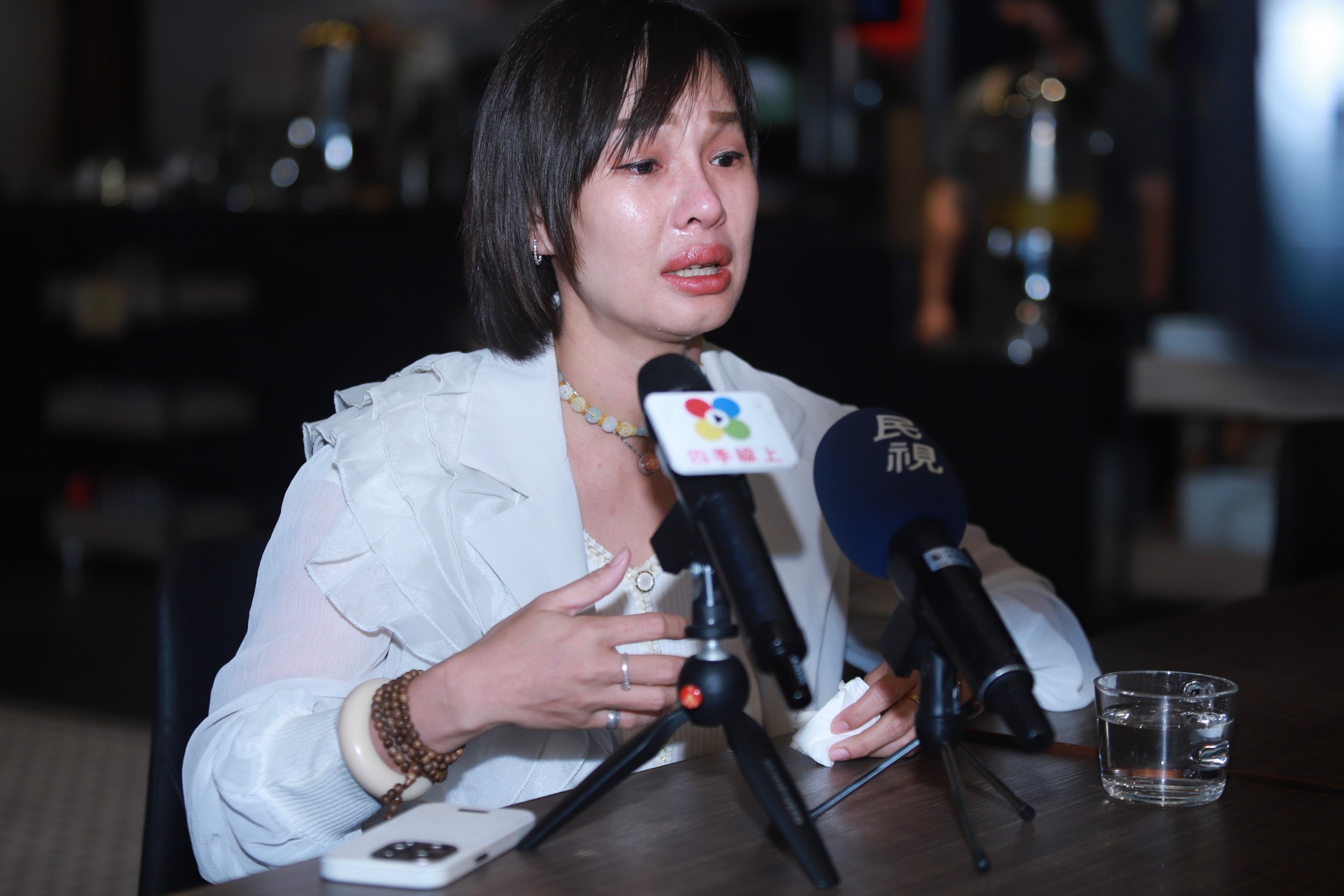 阮氏翠恆《愛的榮耀》劇中被詐騙想不開,戲外也有相同遭遇,讓她當眾爆哭。(民視提供)