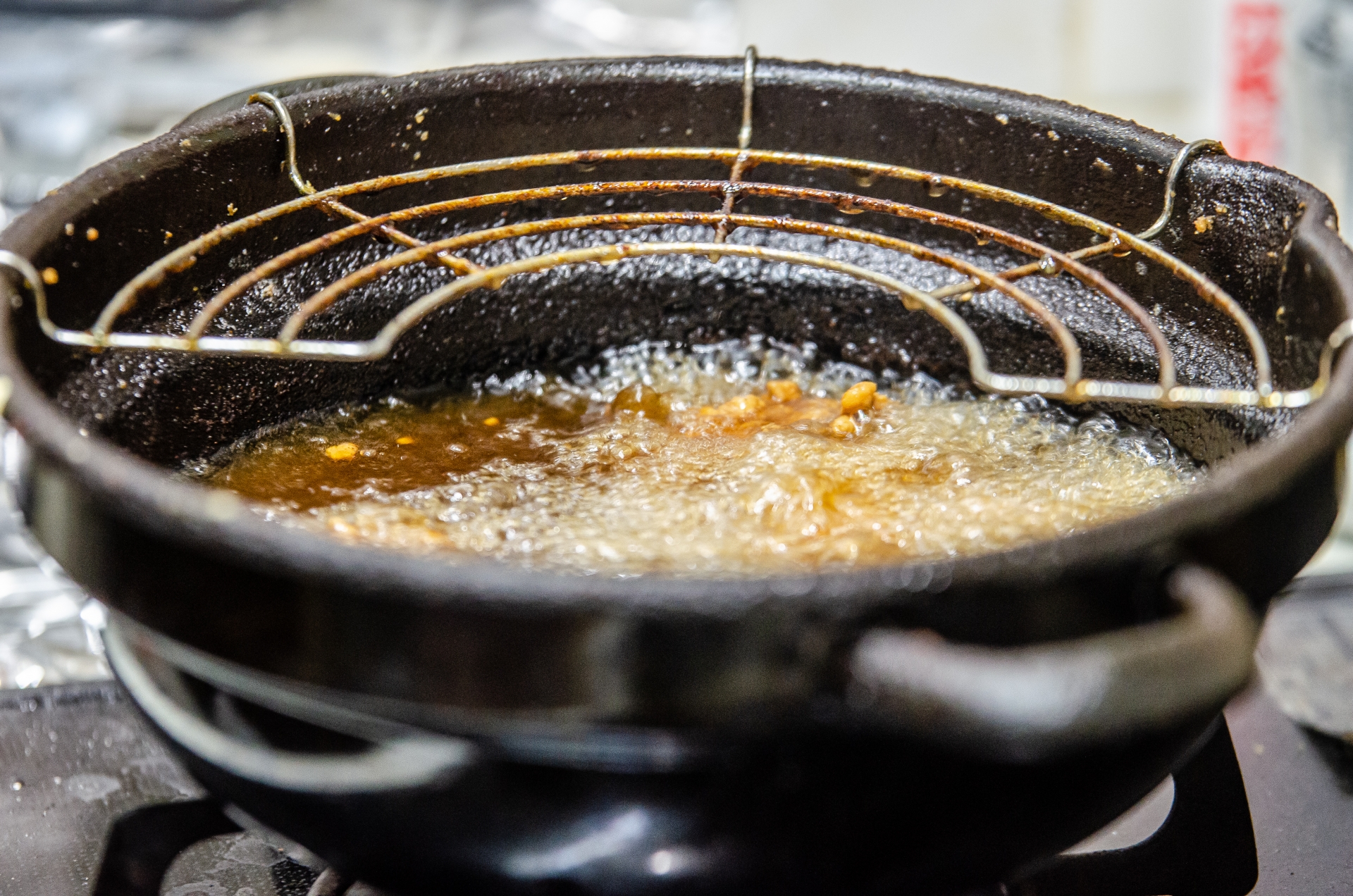 營養師許育禎提醒民眾在外購買炸物時，要注意油品的顏色。（示意圖，photoAC）