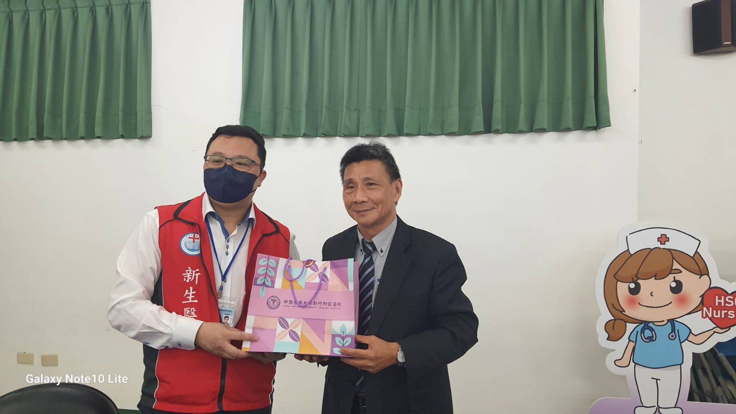 中國醫藥大學校院務發展委員會副執行長陳貽善（右）與新生醫專校長駱俊宏（左）簽署「護理公費生培育班」合作意向書。（中國醫藥大學新竹附設醫院提供）