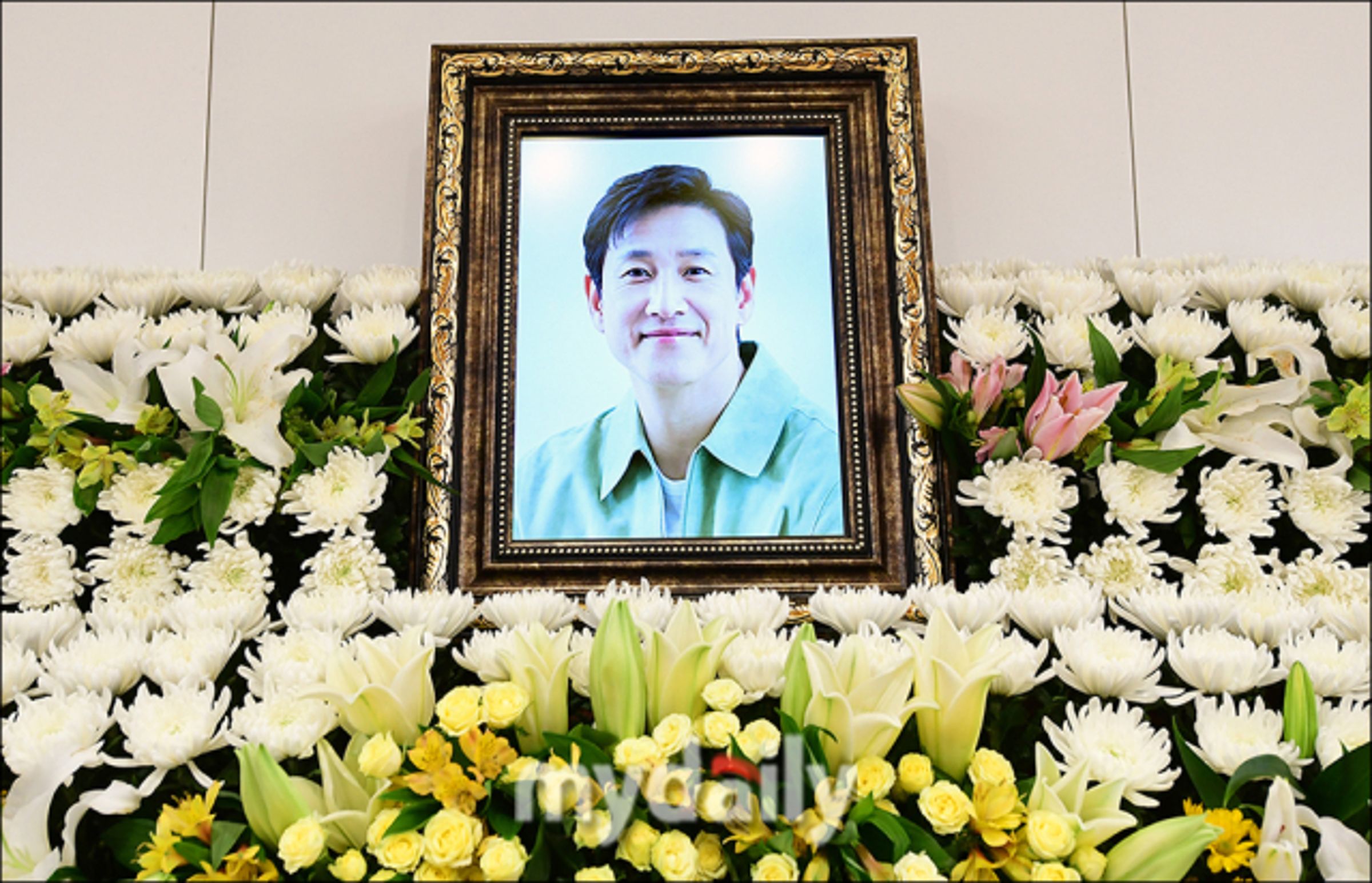 李善均的遺照用的是他為電影《殺戮羅曼史》接受訪問時的照片。(網路圖片)