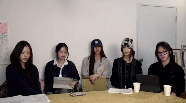 NewJeans上個月開直播要求讓閔熙珍回到原職務，Hanni指控在公司內部遭歧視。（網路圖片）