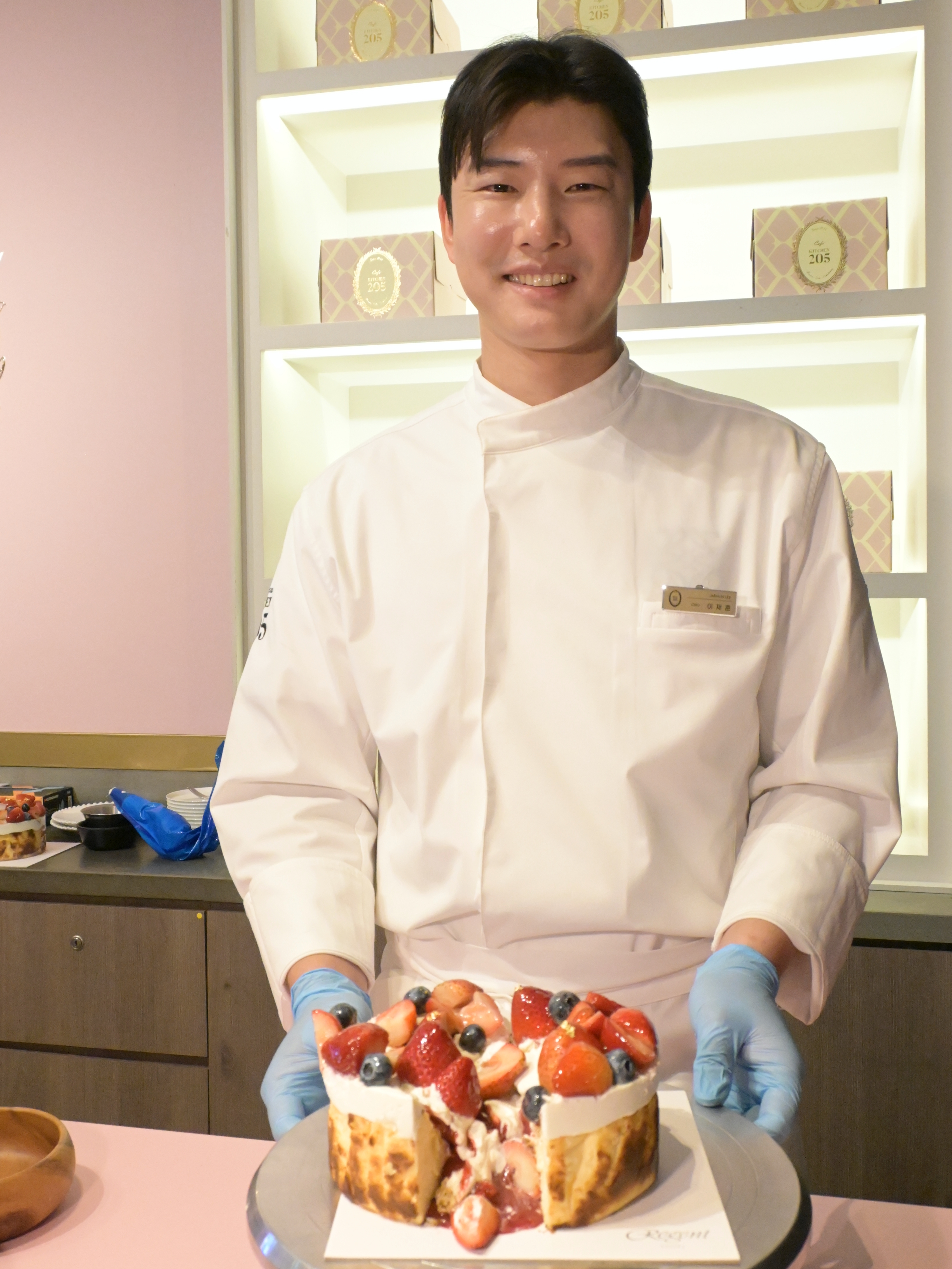 KITCHEN205創辦人李載勳特別親自來台，展示蛋糕的製作過程。