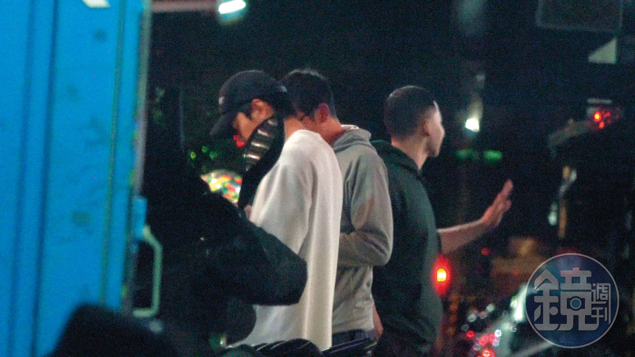21：21，戴著帽子的禾浩辰跟一群朋友出來結帳
