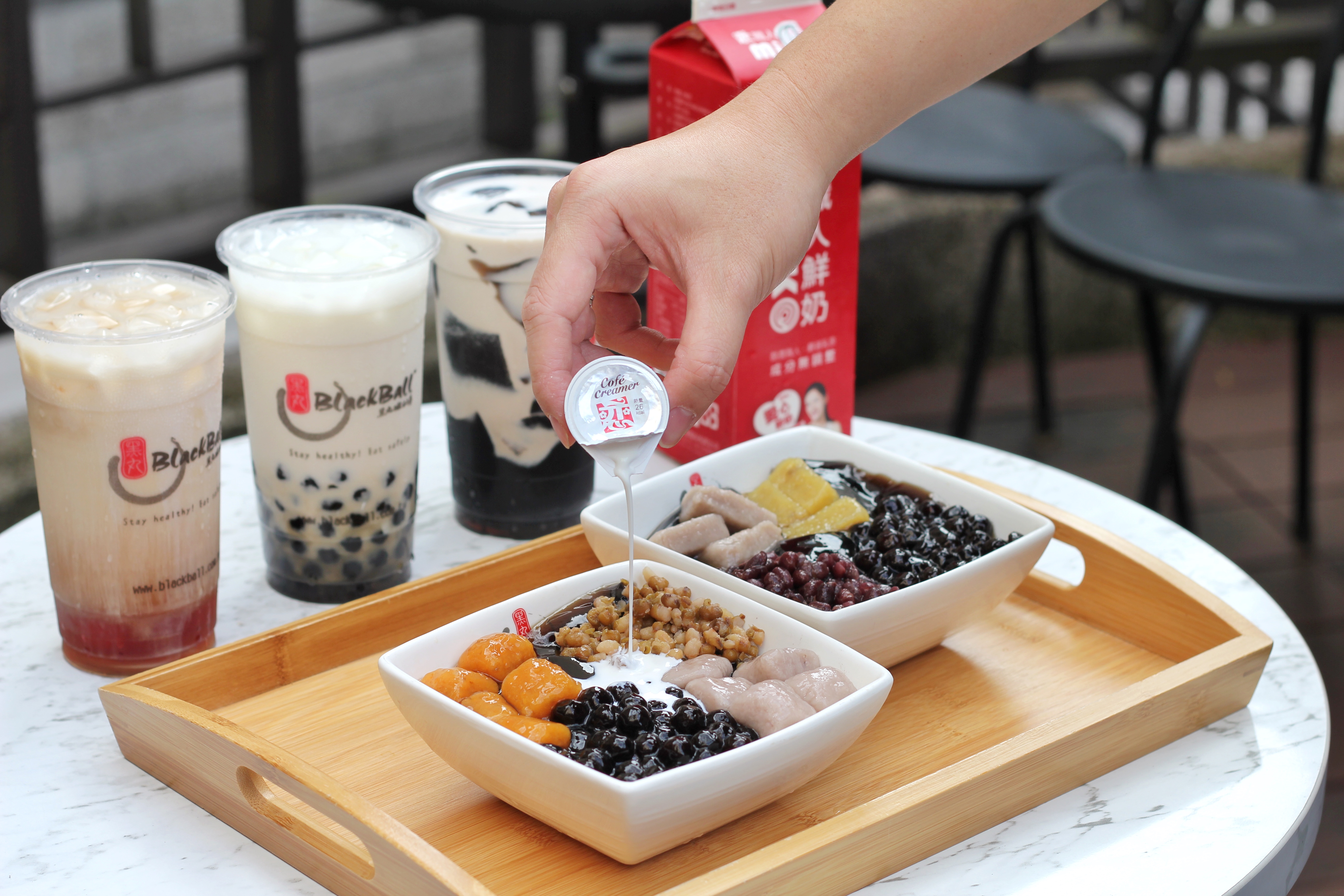 開元食品熱銷戀職人牛奶球與黑丸嫩仙草合作，濃郁奶香搭上滑嫩仙草，期間更有多款人氣IP助陣。（開元食品提供）