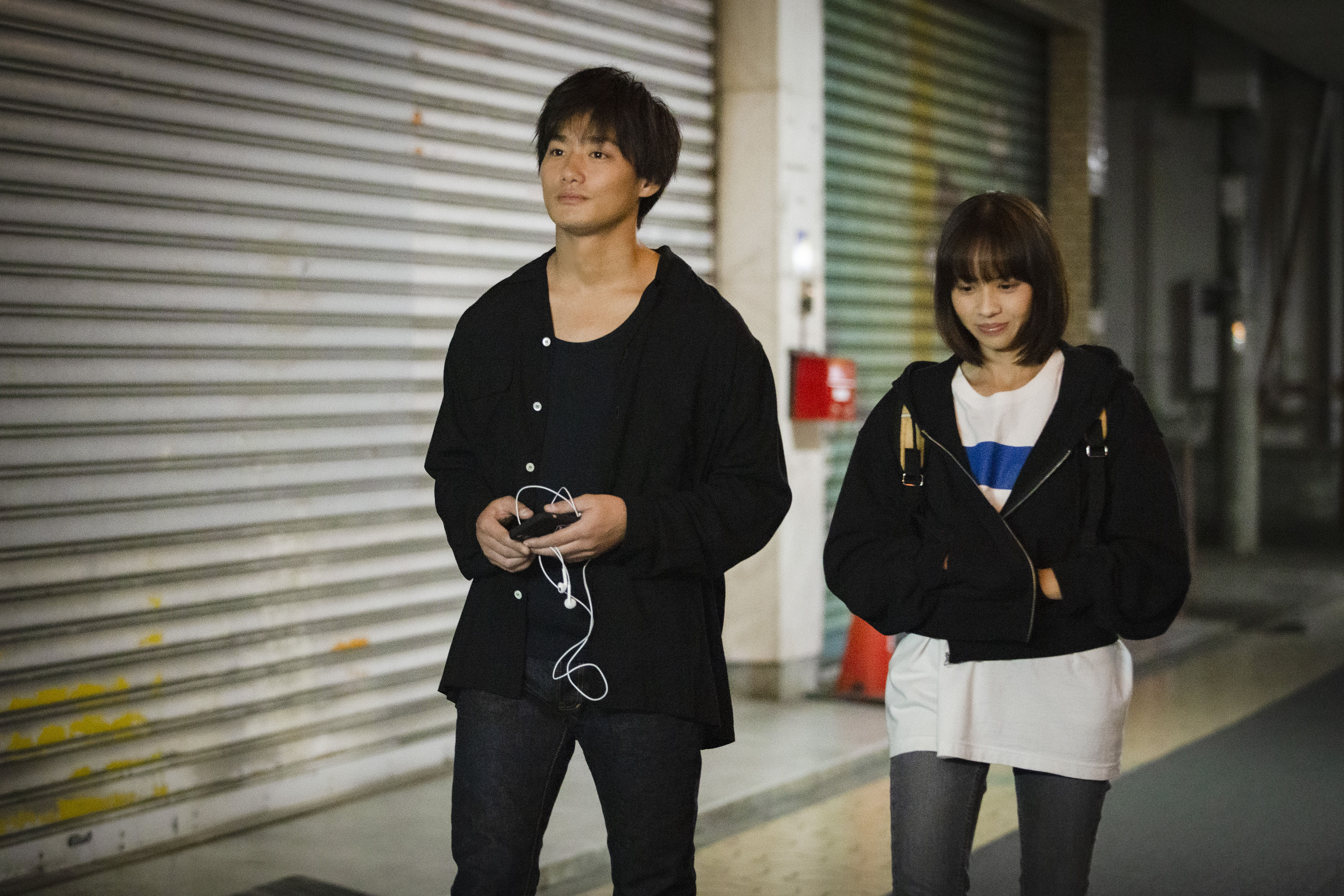《鄰人Ｘ：謎樣的女子》中黃姵嘉（右）與野村周平打工相識，因互相扶持而發展成情侶。（天馬行空提供）