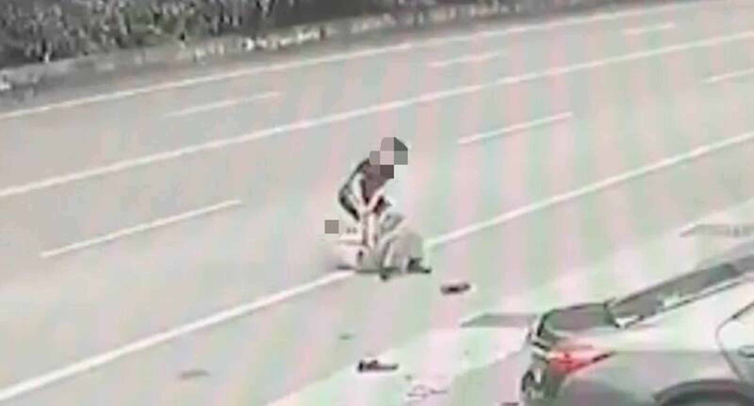 邱男身懷百萬鉅款遭搶,他拚死保護財物,即使摔倒被拖行、也不放手。(警方提供)