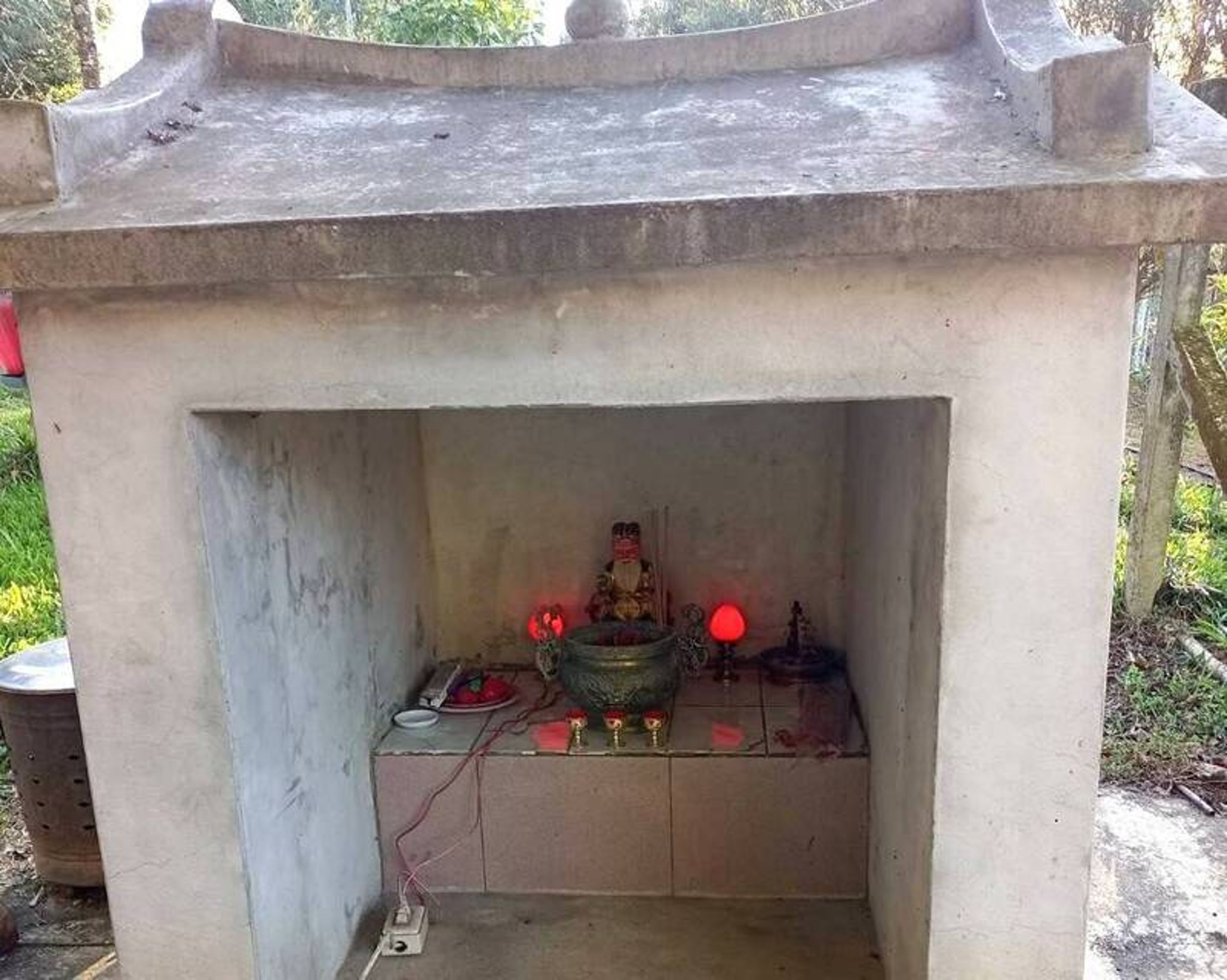 南投知名觀光景點的水沙漣古道上的百姓公廟，近期卻遭人安放土地公神尊，引發地方不安。（劉啟帆提供）