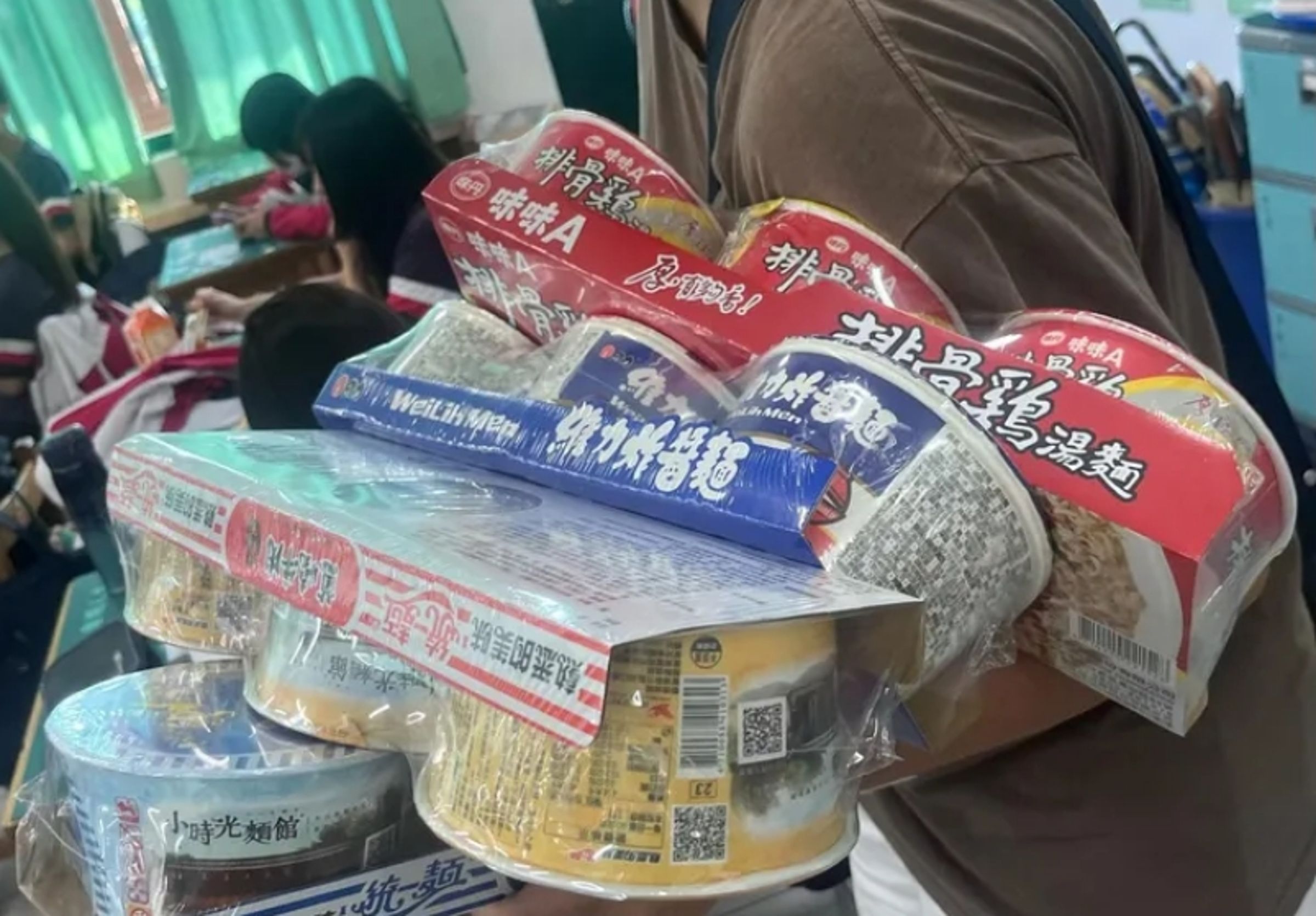 一名高中女學生因每天帶一堆原價19元的泡麵到校轉賣同學一碗30元，引發討論。（翻攝自Threads）