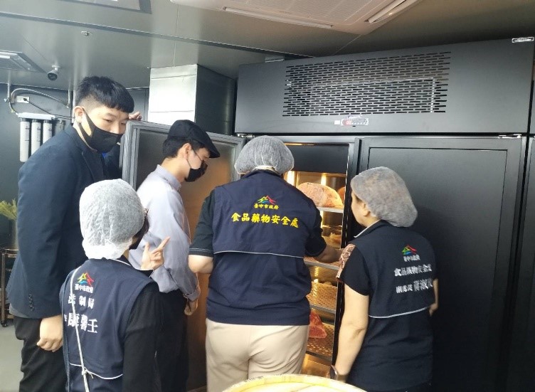 食安處偕同中市府消保官前往和牛餐廳進行稽查。（台中市食安處提供）