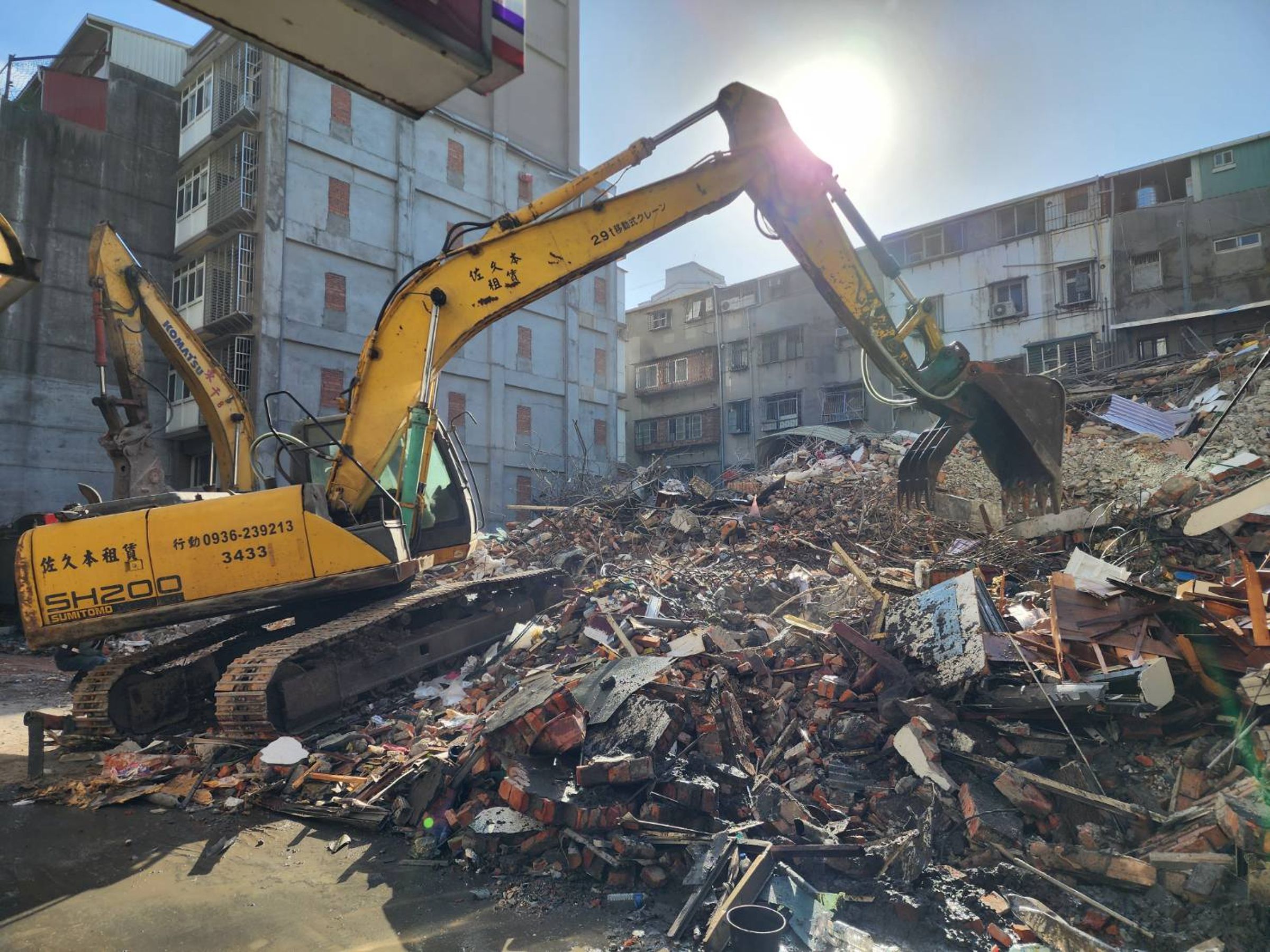 三重六張街工地損鄰案，受損的184號倒塌、190號建築物已於昨天晚上起連夜拆除，早上已經拆除完畢。（新北工務局提供）