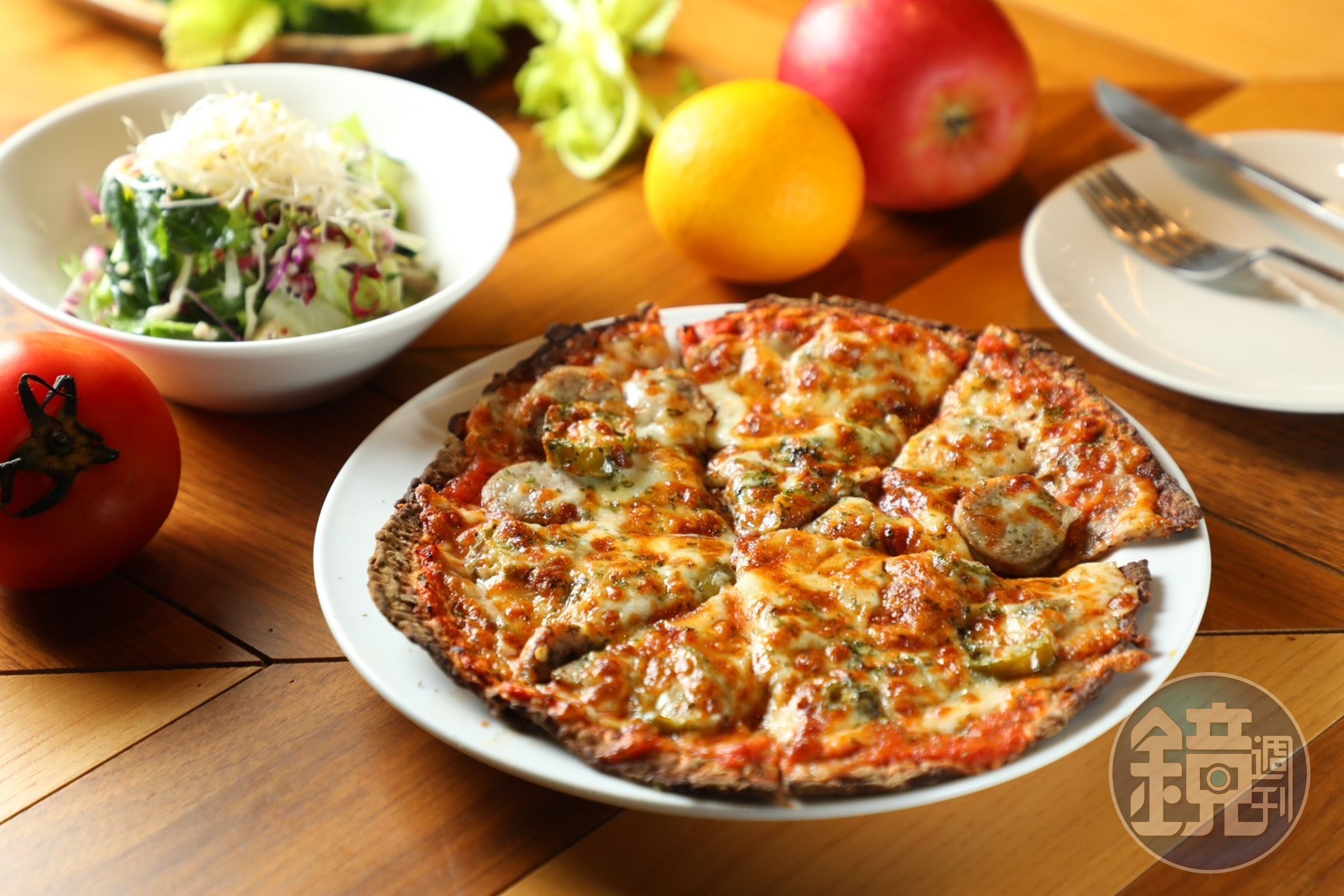 以酥烤低碳蛋白質方式呈現的「經典香腸Pizza」，起司奶香中還帶有爽快辣勁。（350元／份）