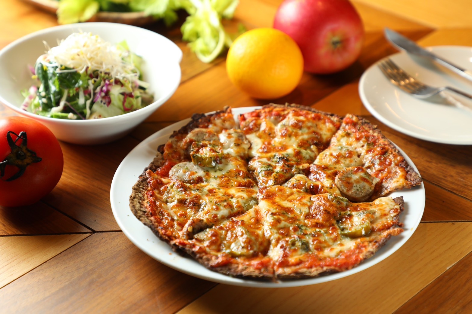 以酥烤低碳蛋白質方式呈現的「經典香腸Pizza」，起司奶香中還帶有爽快辣勁。（350元／份）