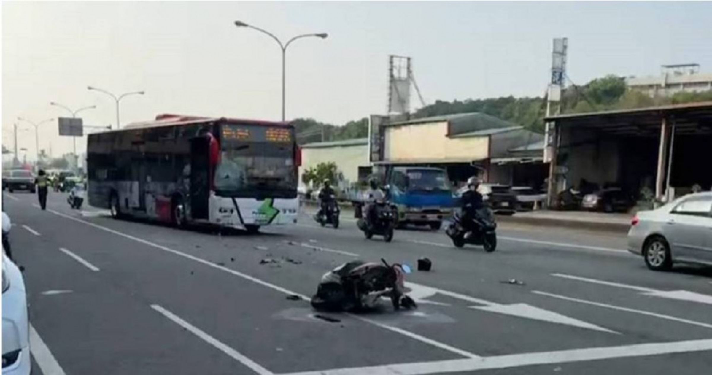 一名騎士逆向跨越四線道,迎面撞上閃避不及的客運,隨即捲入車底,當場失去呼吸心跳。(翻攝畫面)
