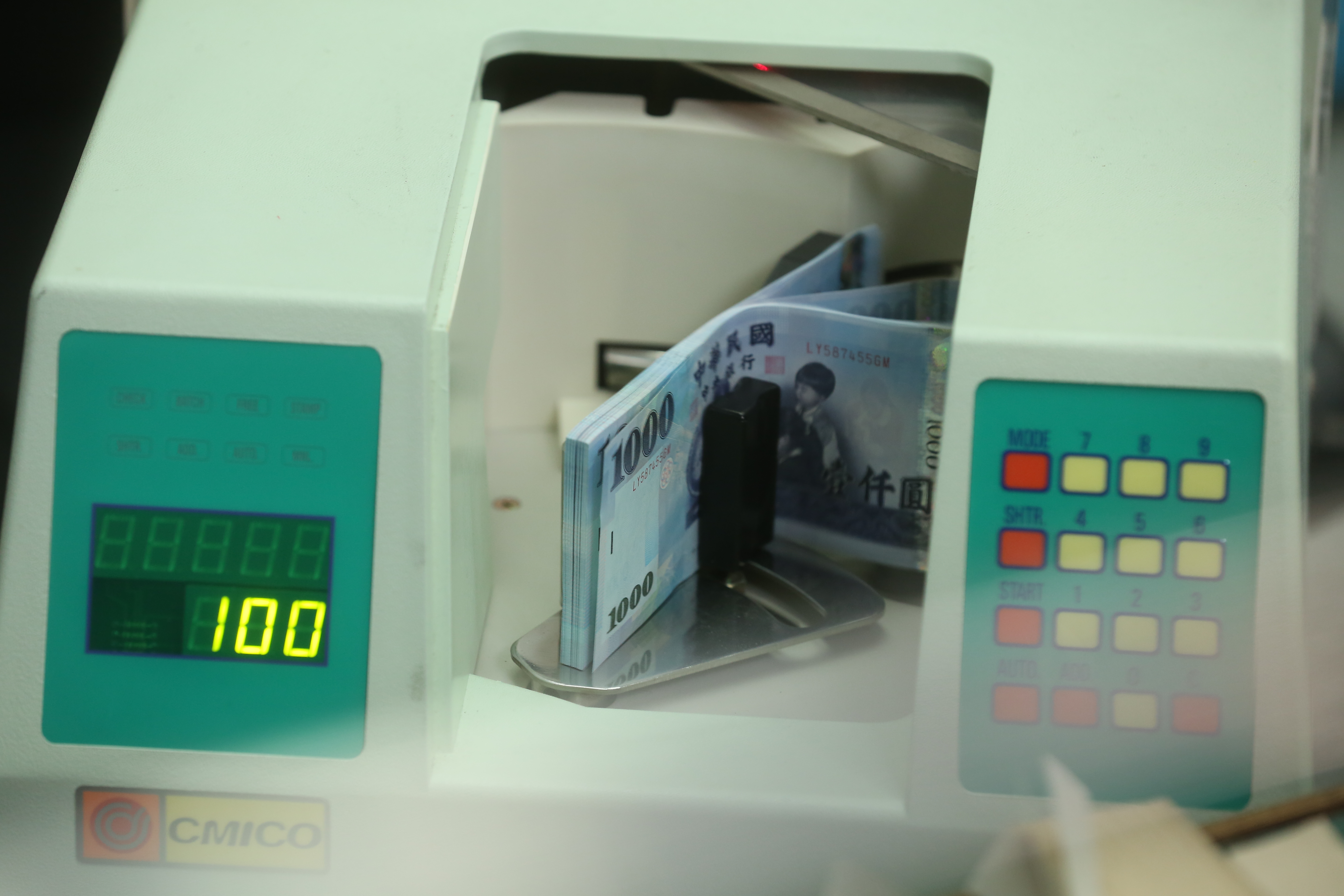 以新制勞退有效帳戶約1,292萬計算，平均每位勞工前11月帳面可分紅數達5萬400元。（本刊資料照）