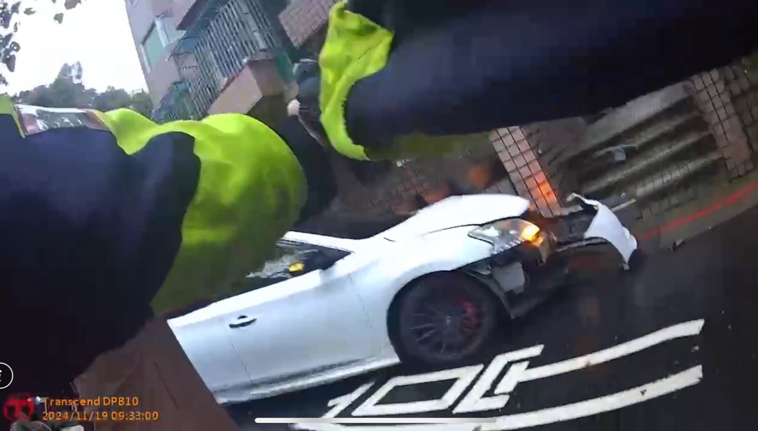 北市內湖警方逮捕車手時遭抵抗，連開11槍制止。（翻攝畫面）