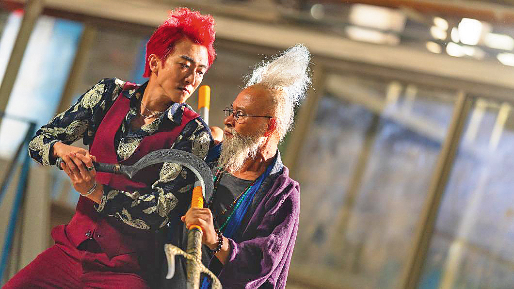 懷秋(左)瘋瘋演出的《叫我驅魔男神》,預定12月底上映。