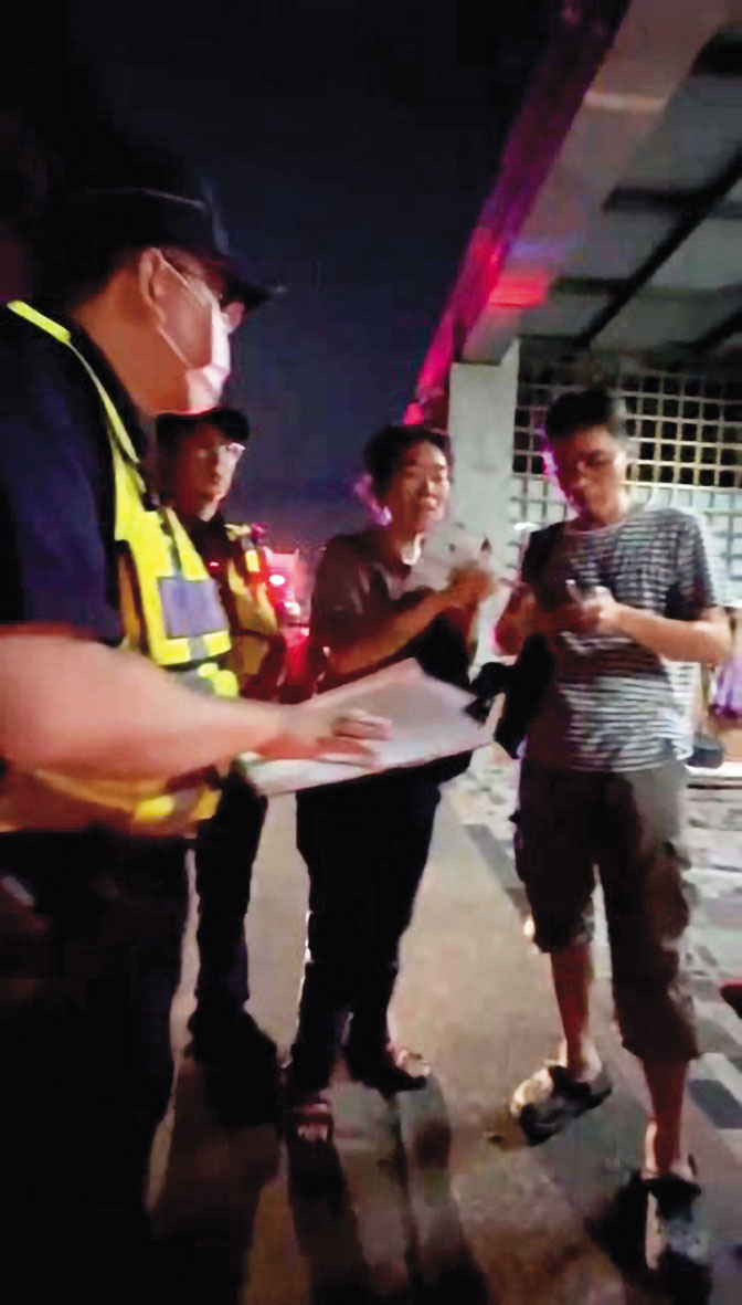 陳家姊弟在調解前一天上門鬧事,還驚動警察到場勸說。(讀者提供)