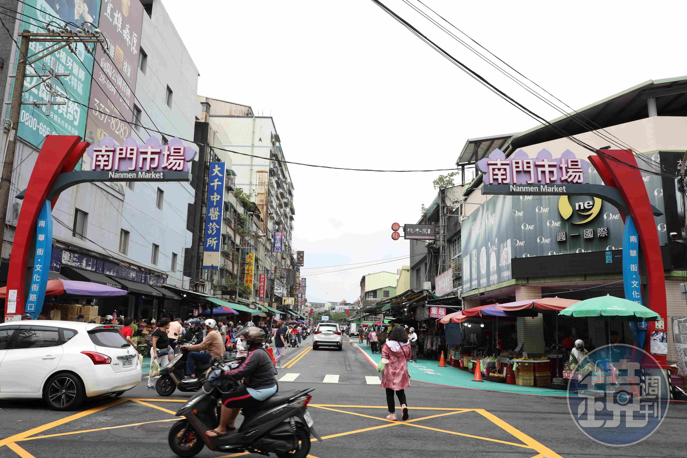 桃園的南門市場座落於中山路、三民路與南華街之間，聚集許多精彩小吃。