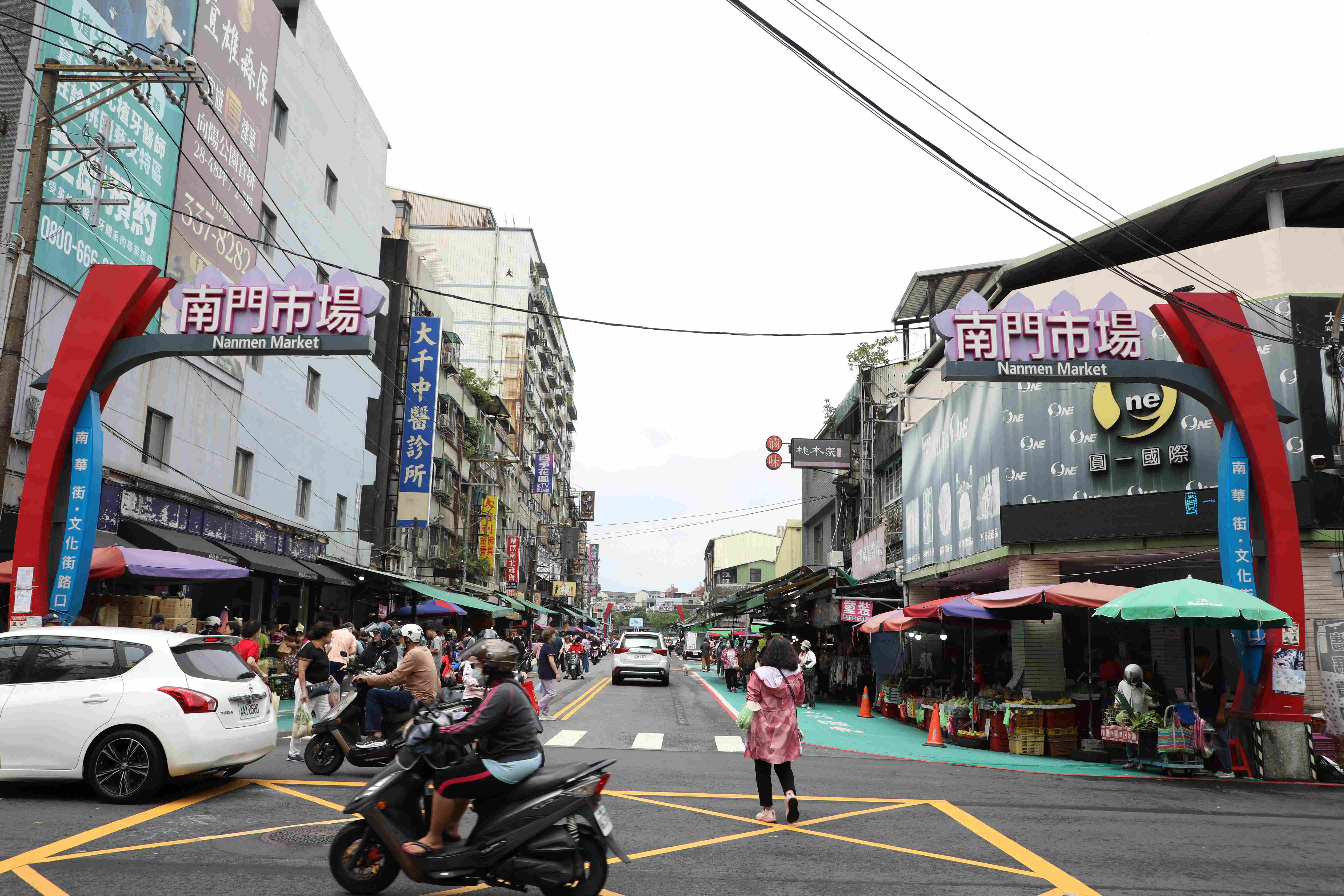 桃園的南門市場座落於中山路、三民路與南華街之間,聚集許多精彩小吃。