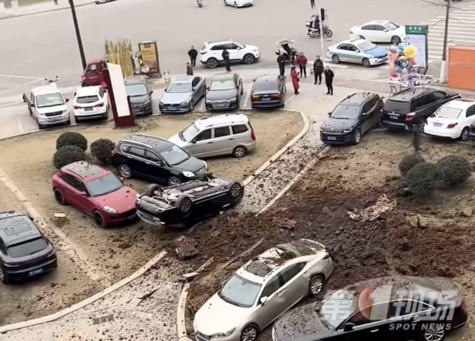 男童丟完鞭炮就跑開現場,發生劇烈爆炸後,不少名車損毀。(翻攝自網路)