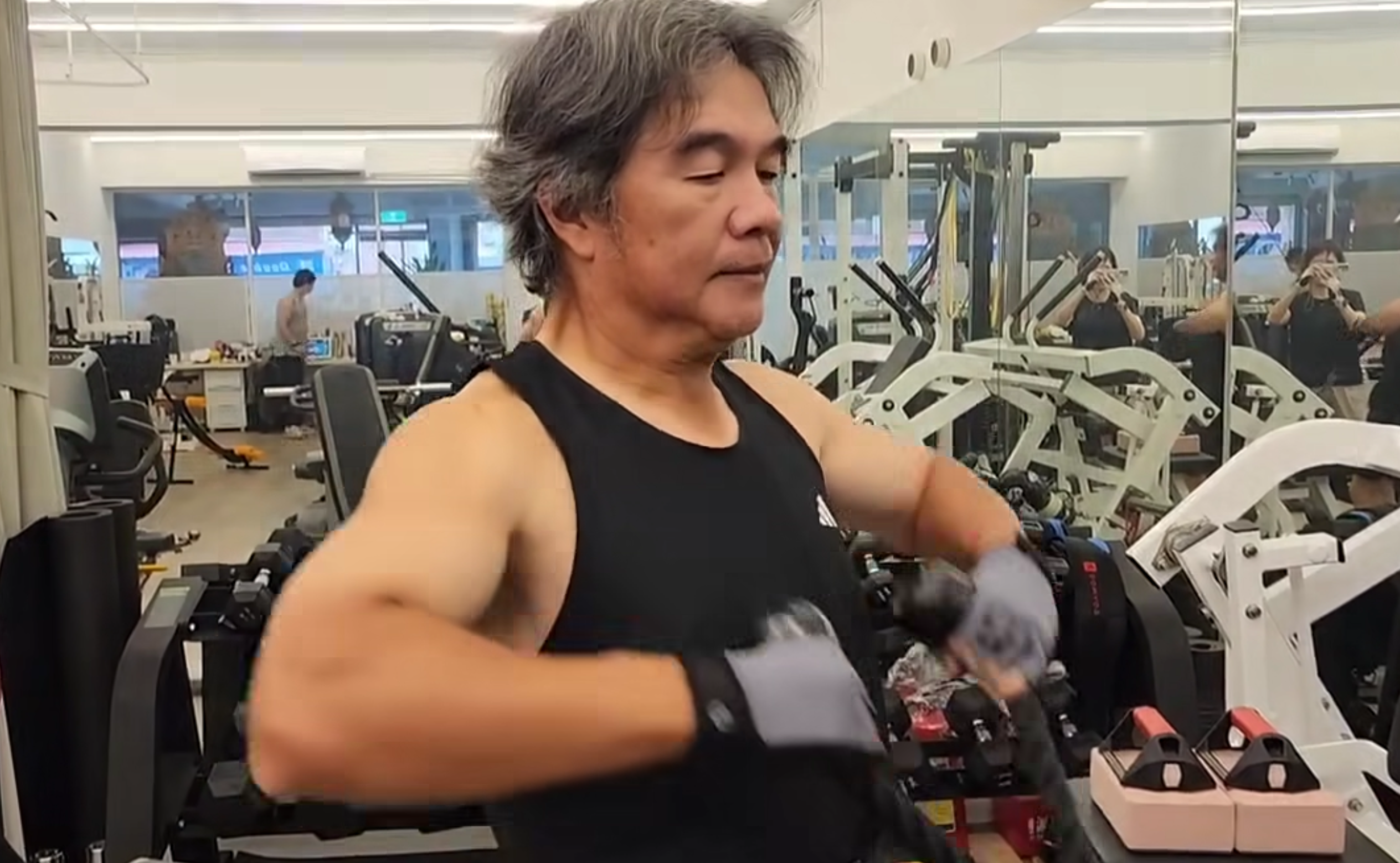 王必勝靠著「無藥減重」成功找回健康身體,他昨po出自己健身的成果畫面,可見明顯的手臂肌肉線條。(翻攝自王必勝臉書)