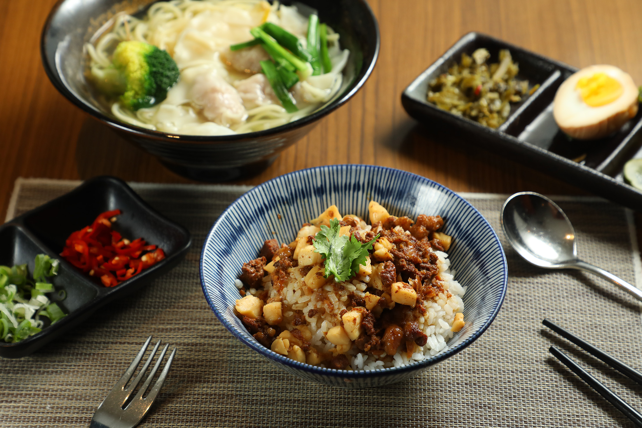 衛斯理的早餐提供滷肉飯、餛飩麵與歐姆蛋等主餐選擇。
