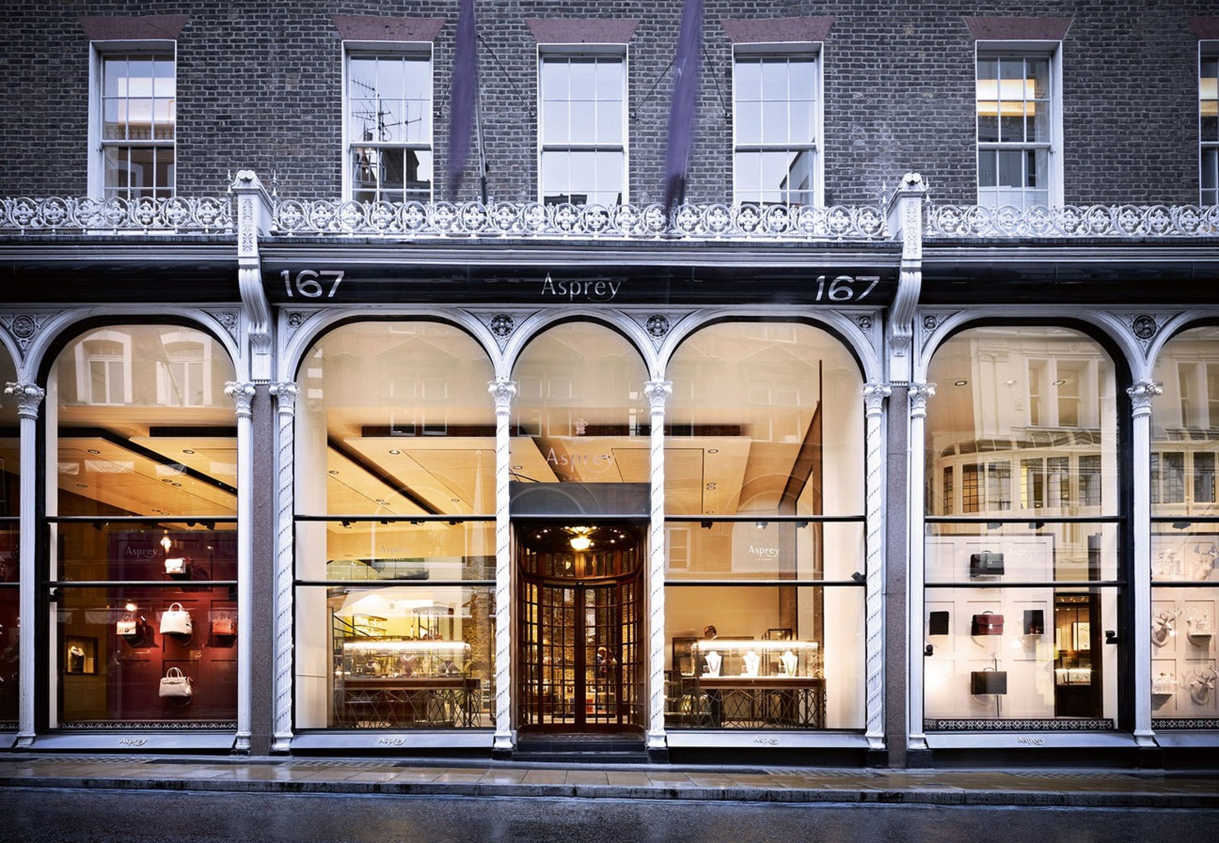 Asprey of London創立於1781年，並長期為英國及中東王室提供精品訂製服務。