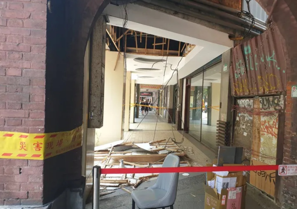 台北市中山北路一段今日中午發生騎樓天花板崩塌意外,造成50歲路人遭砸傷送醫。(翻攝畫面)