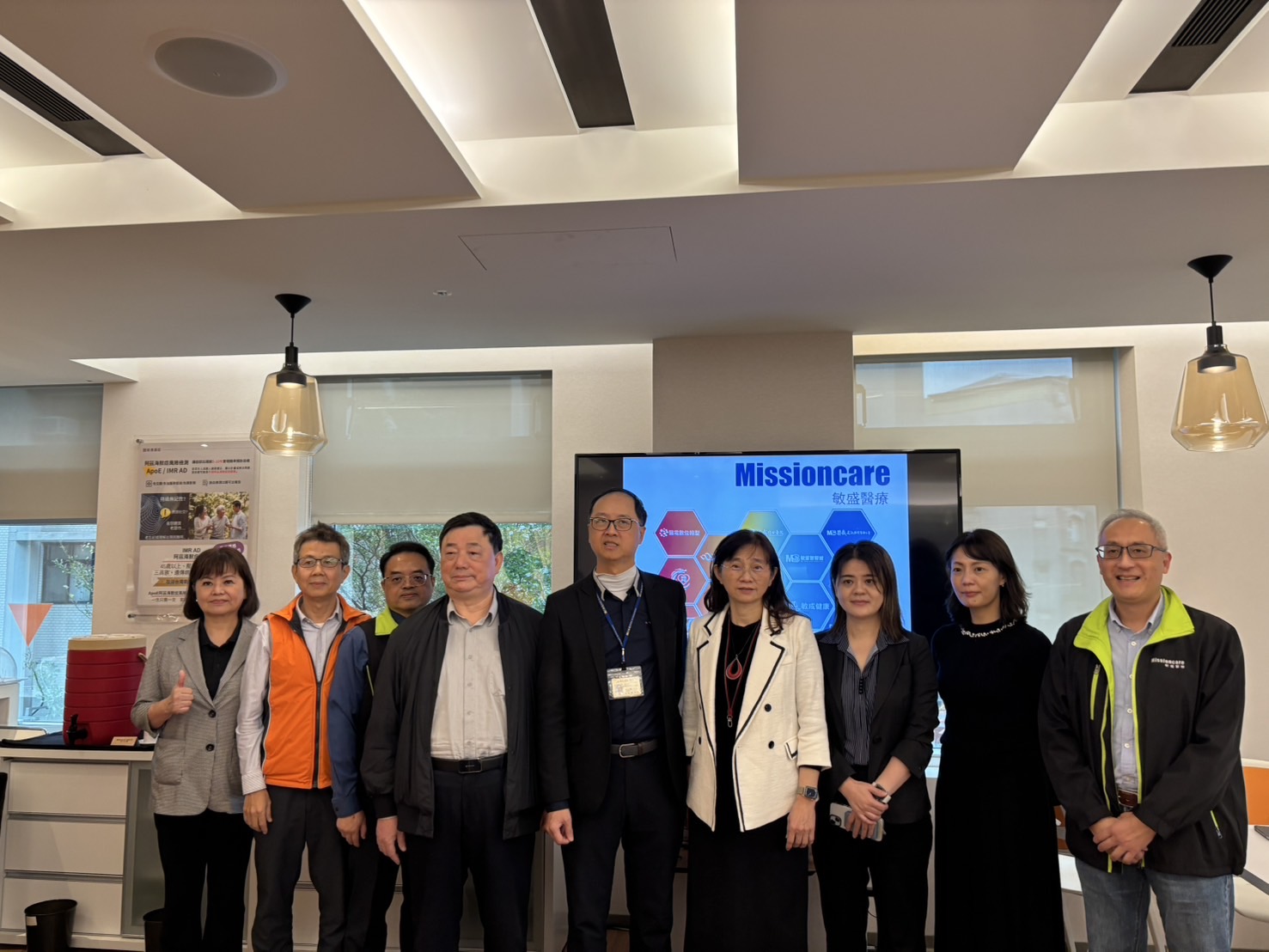 盛弘總經理劉慶文（左4）將與敏盛醫療機構旗下各單位主管，共同打造敏盛下一個50年。