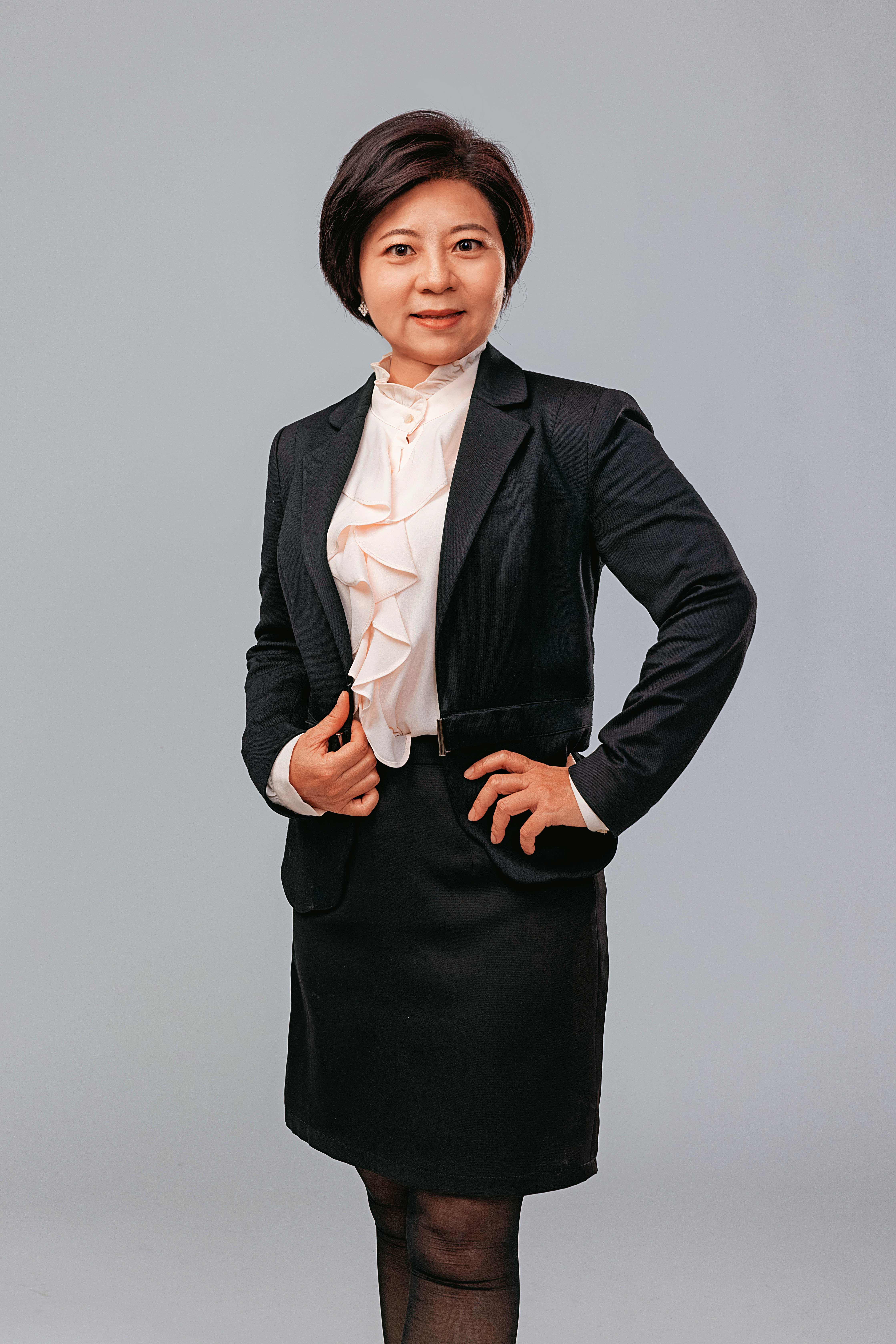長期推動CASH行動的投資達人郭俊宏、獨立財務顧問張佳瑩（圖），以及致理大學財金系兼任講師林於震，為Sharon提供家庭財務建議。